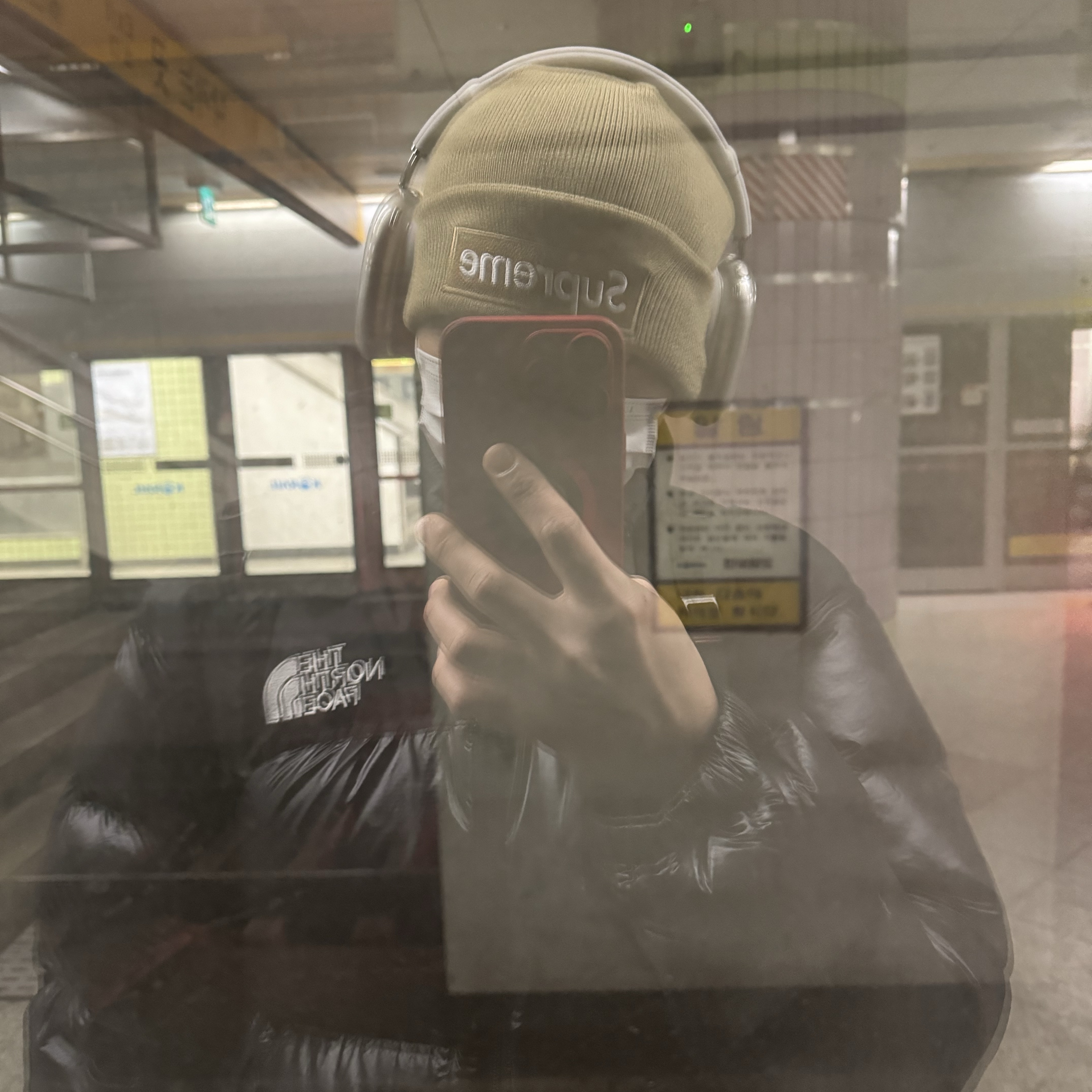 Supreme New Era Box Logo Beanie Dark Sand - 23FW, The North Face 1996 Eco Nuptse Jacket Real Black 착용 스타일 - 1