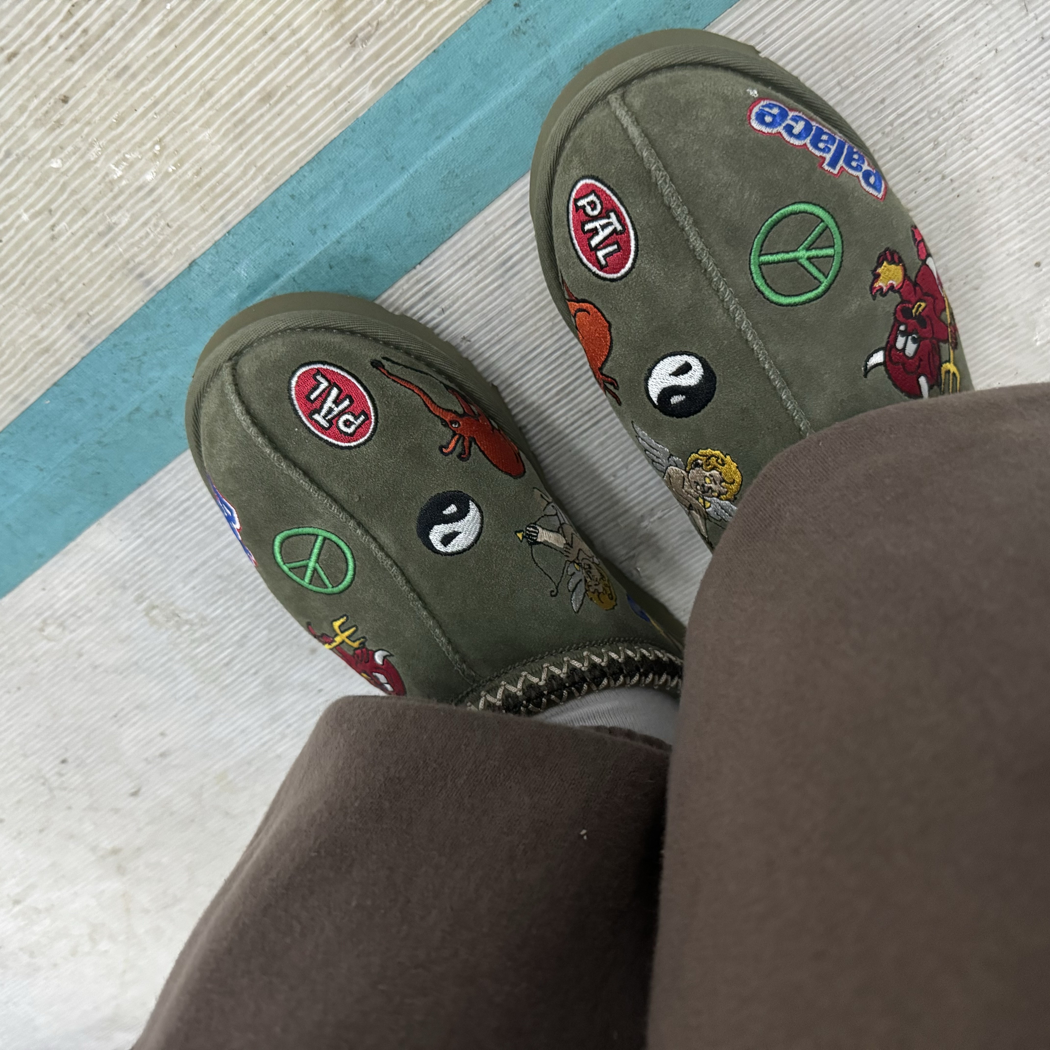 UGG x Palace Tasman Slipper Burnt Olive 착용 스타일