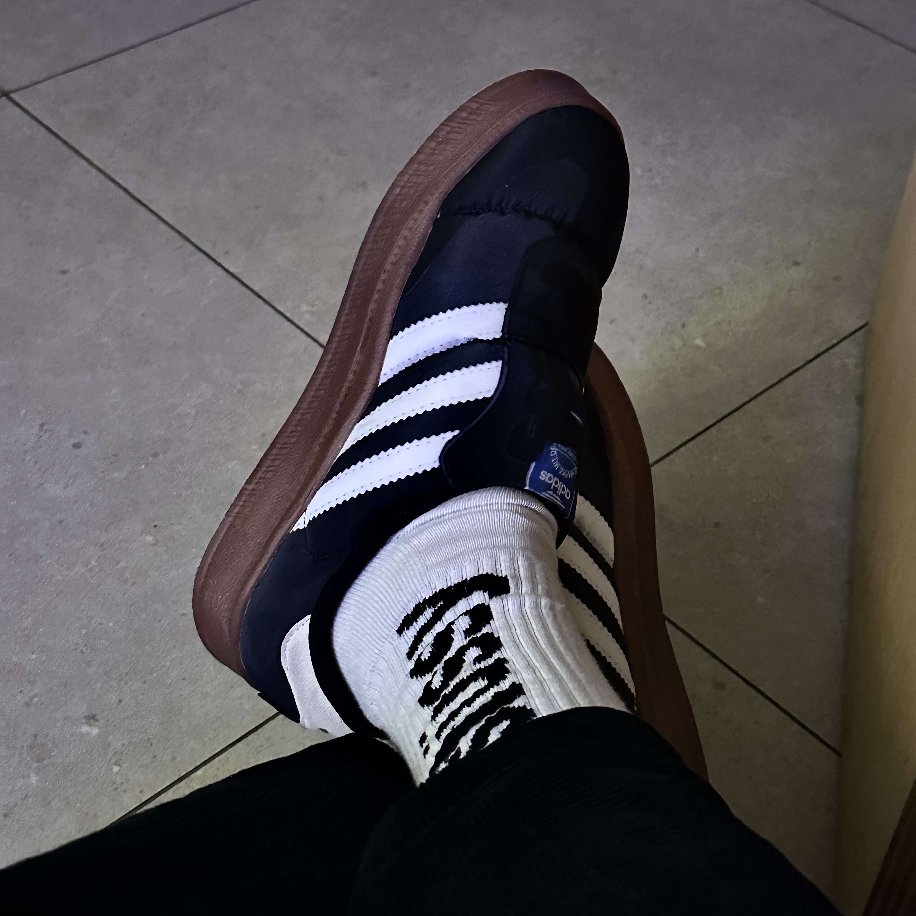 Adidas Puffylette Samba Core Black, Stussy Helvetica Crew Socks White Black 착용 스타일 - 2