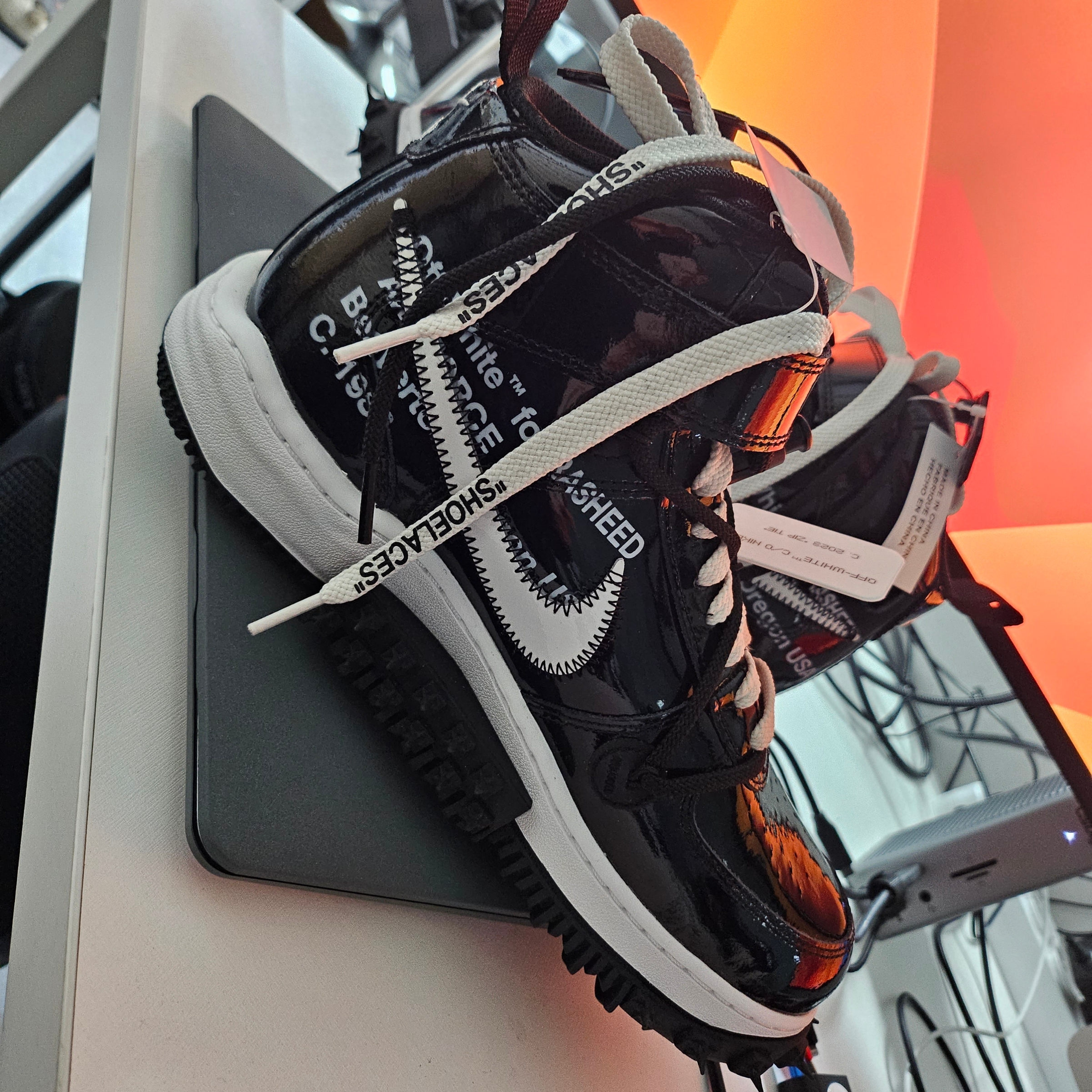 Nike x Off-White Air Force 1 Mid SP Leather Black 착용 스타일 - 2