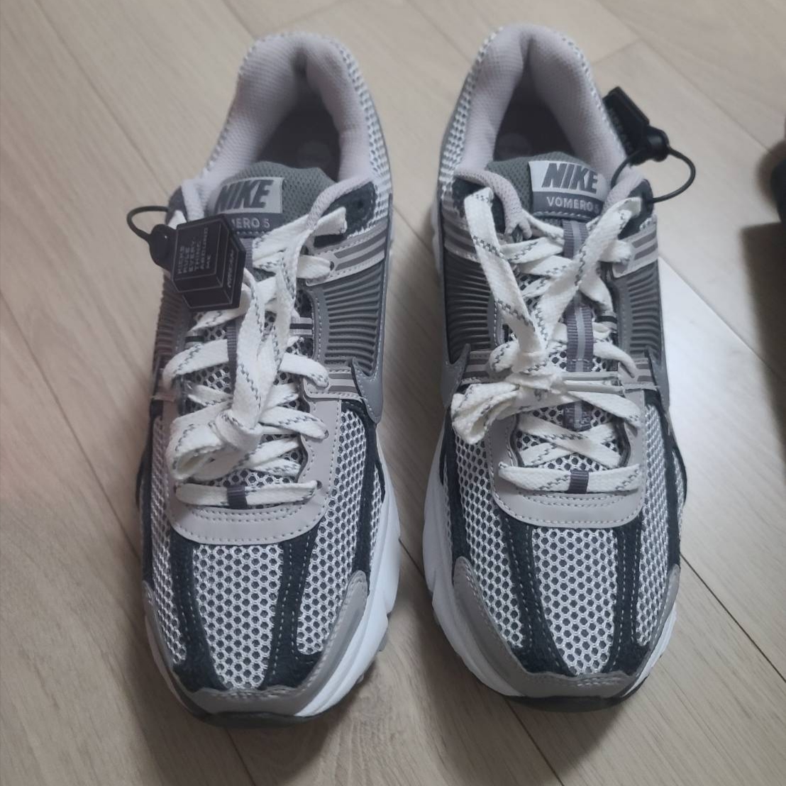 Nike Zoom Vomero 5 PRM Light Iron Ore and Flat Fewter 착용 스타일