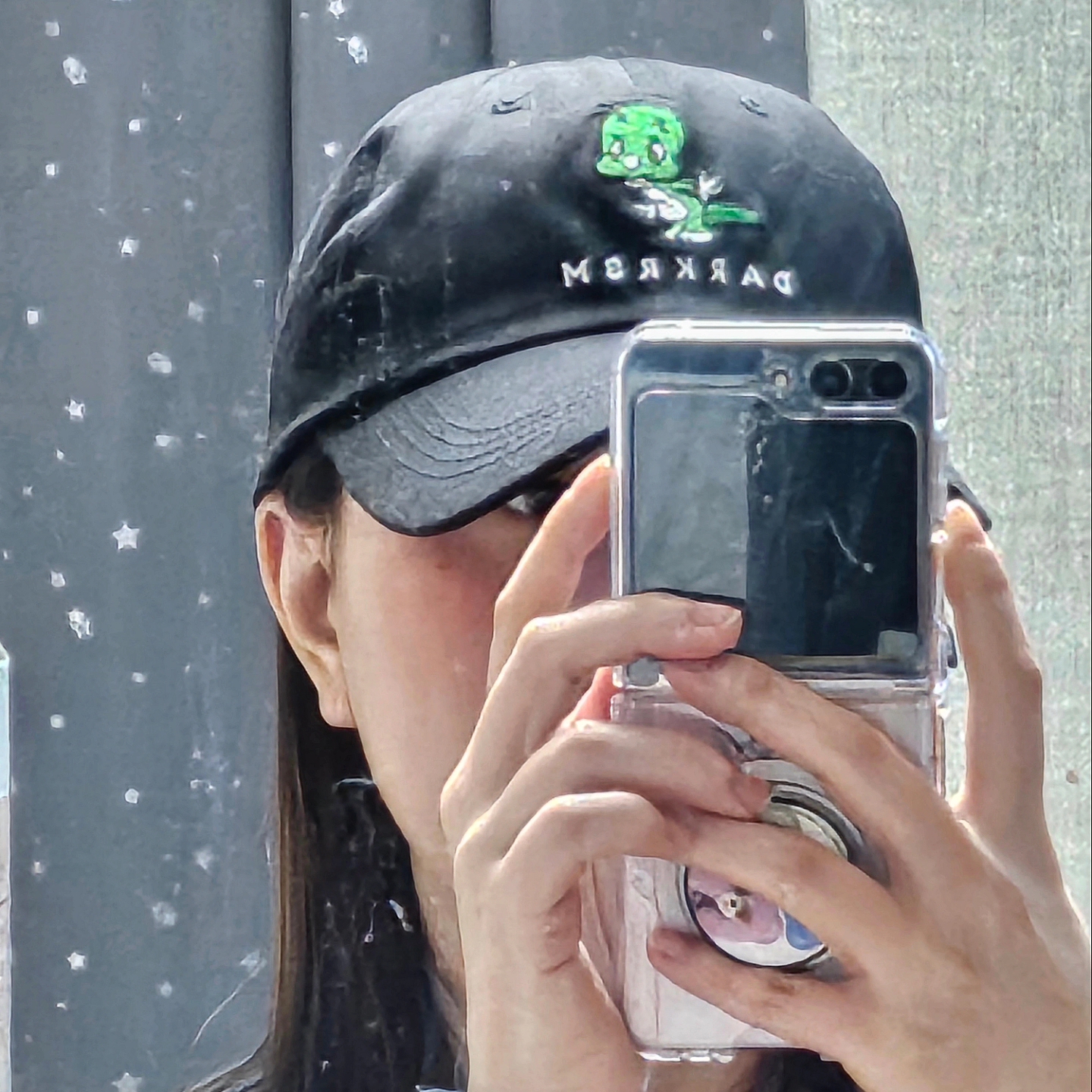 Darkr8m Studio x Dooly Amsil Dooly Beanie Dark Green, Darkr8m Studio x Dooly Dooly Ball Cap Black 착용 스타일 - 2