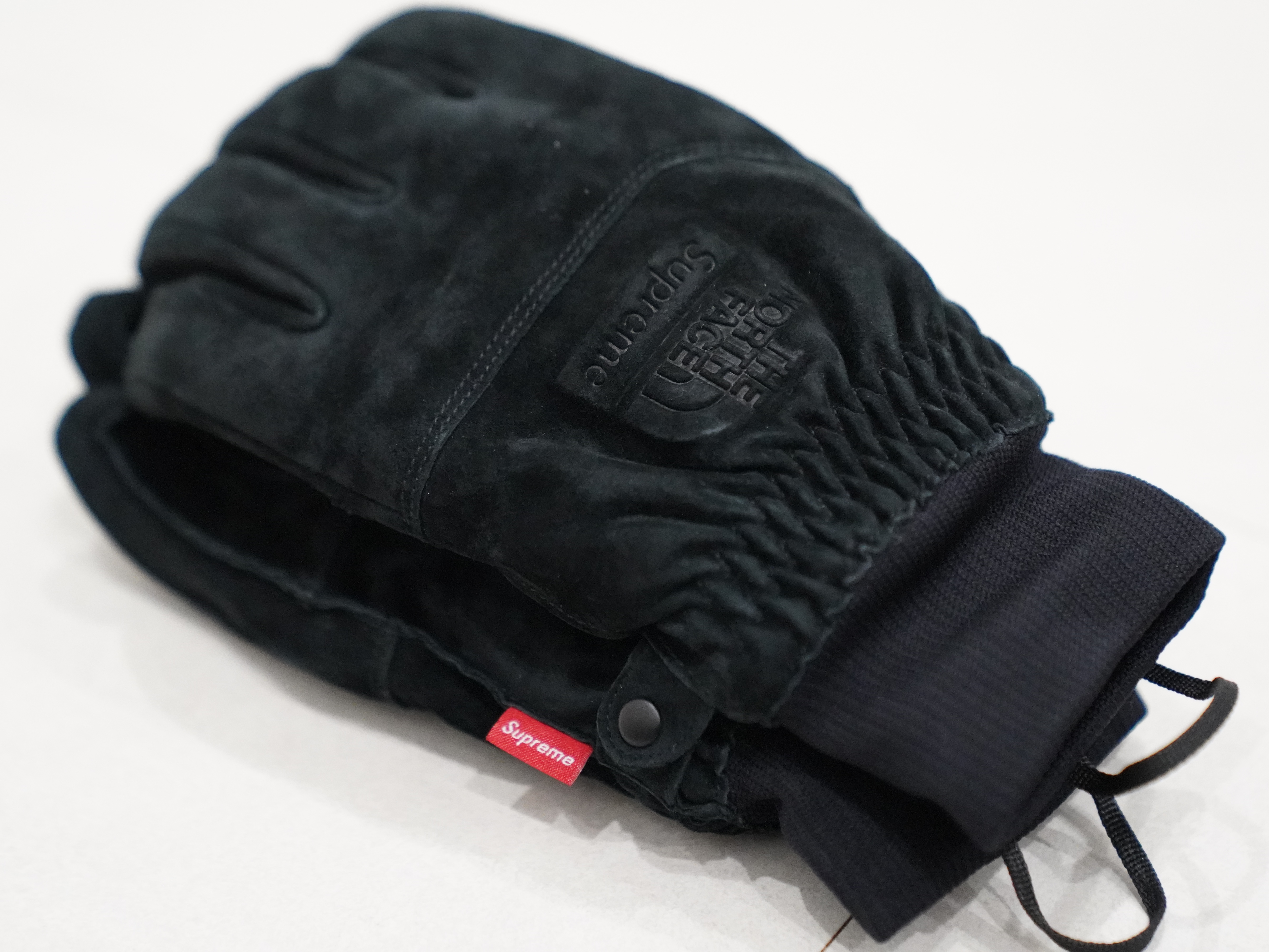 Supreme x The North Face Suede Glove Black - 23FW 착용 스타일 - 1