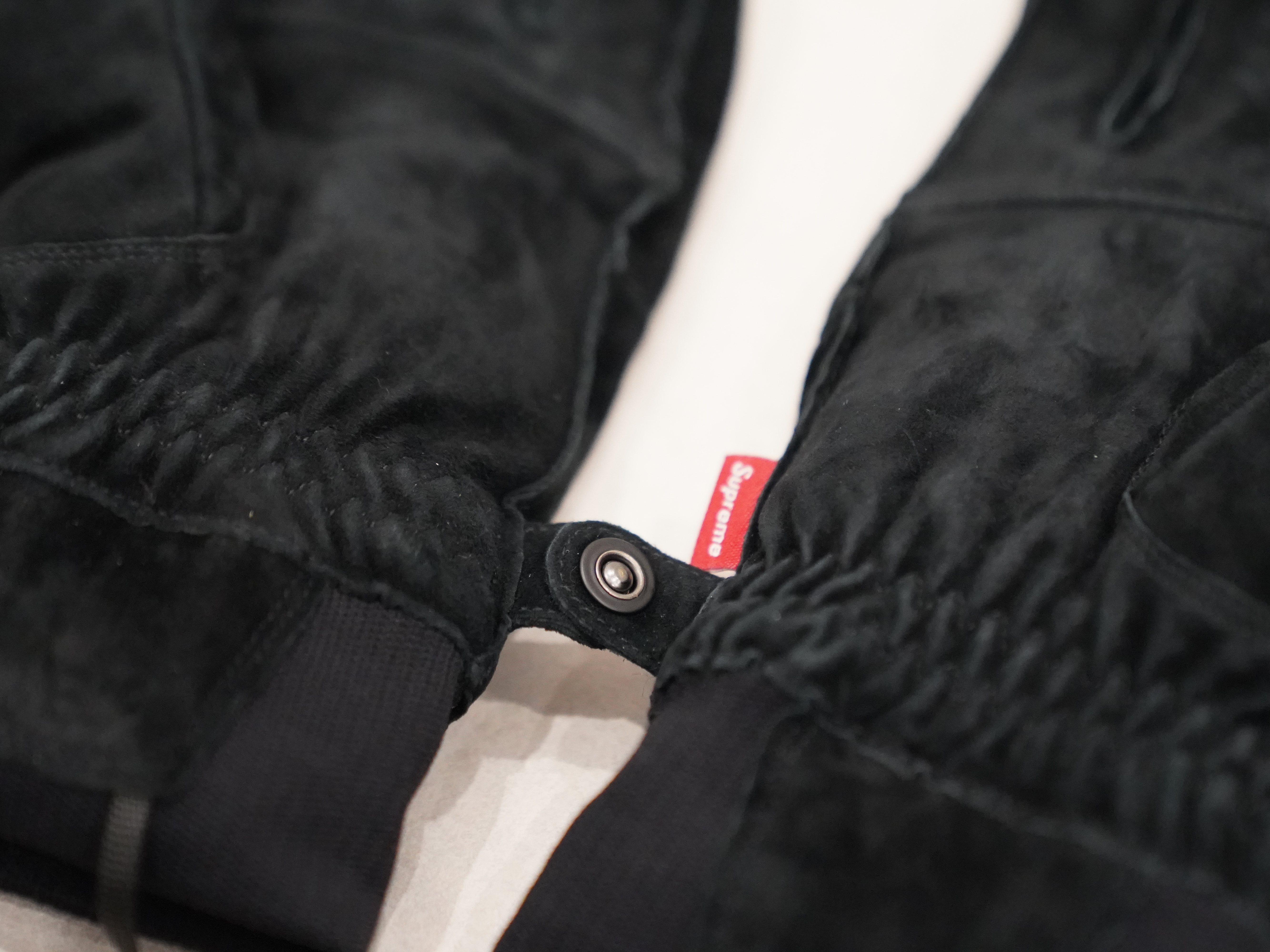 Supreme x The North Face Suede Glove Black - 23FW 착용 스타일 - 6