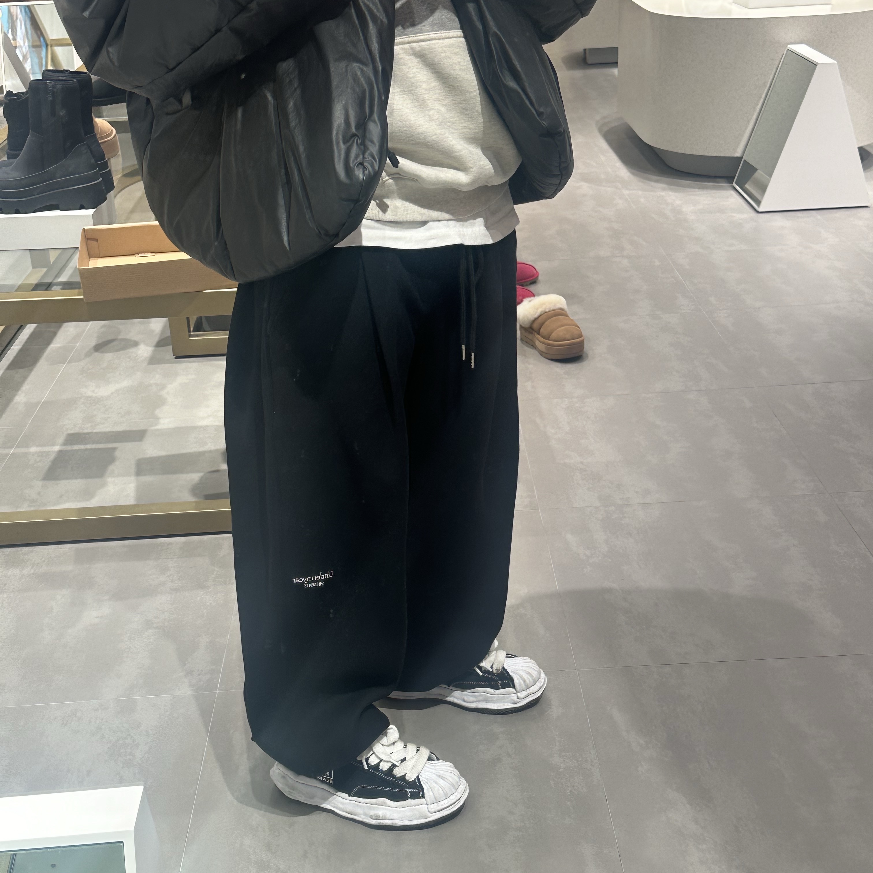 Undermycar Mu.03 Anti Fxxking Logo Play Oversized Sweat Jogger Black 착용 스타일 - 3