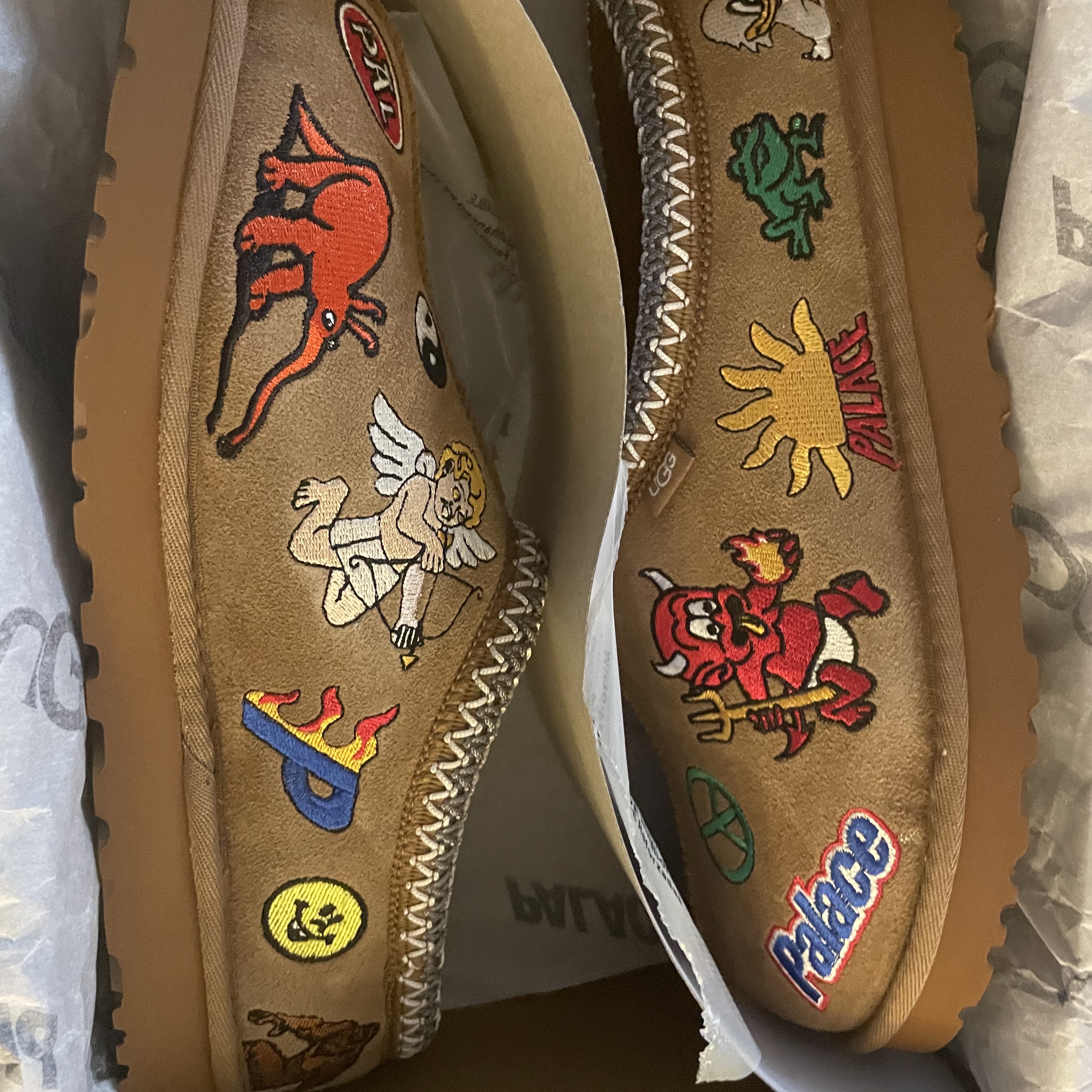 UGG x Palace Tasman Slipper Chestnut 착용 스타일