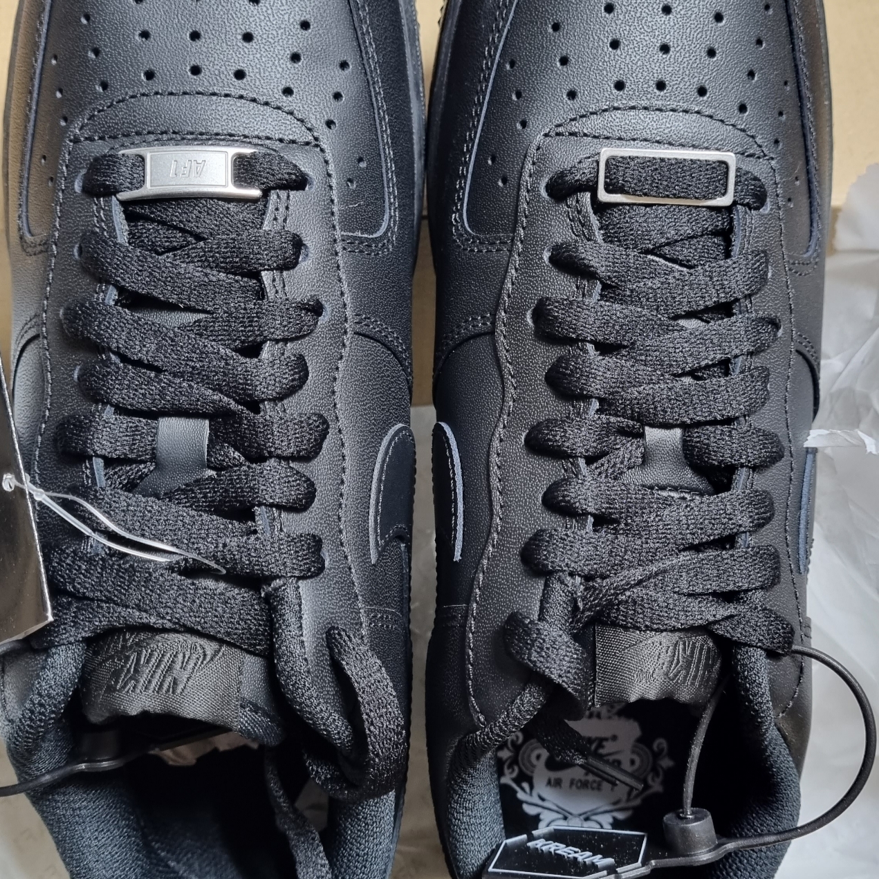Nike Air Force 1 '07 Low Triple Black 착용 스타일