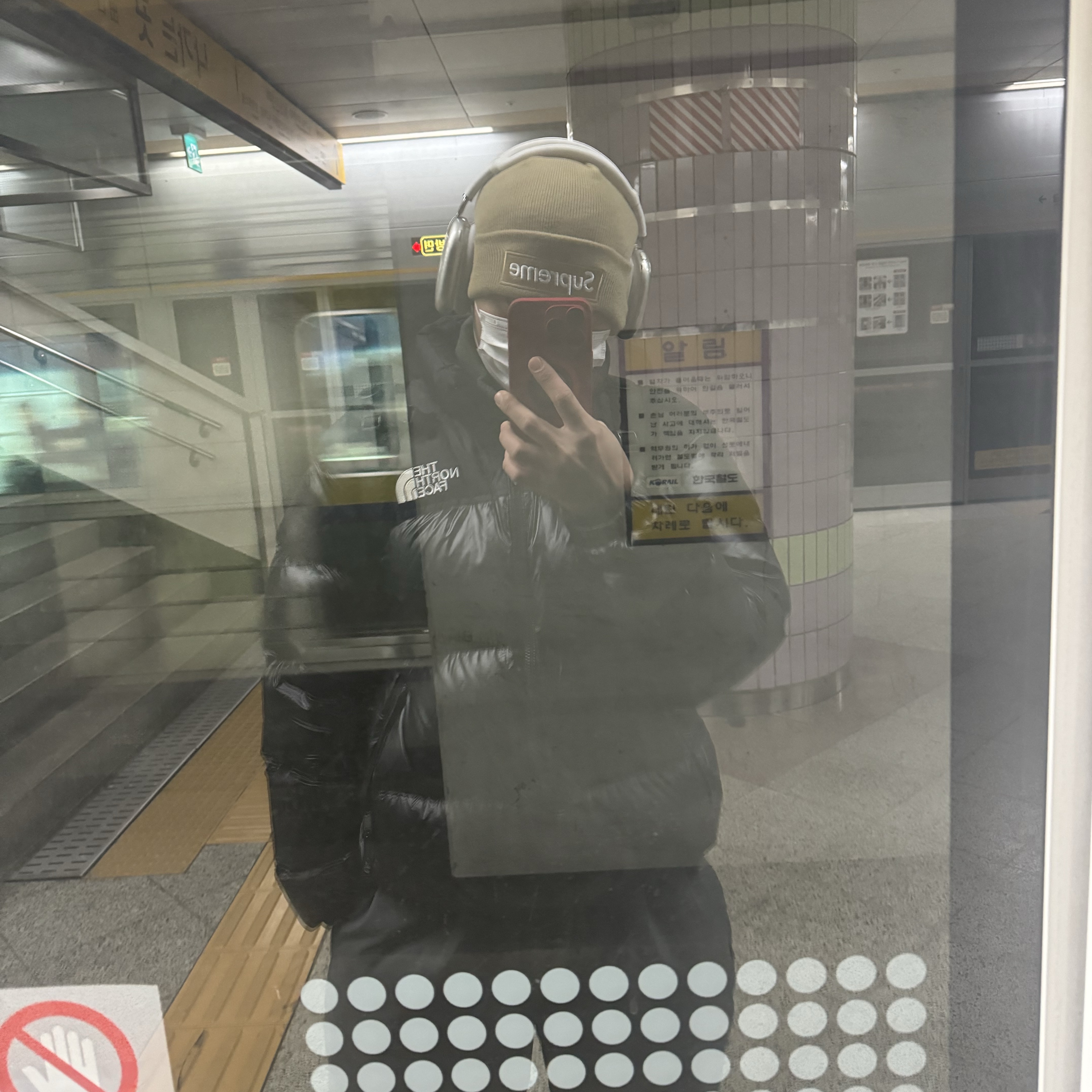 Supreme New Era Box Logo Beanie Dark Sand - 23FW, The North Face 1996 Eco Nuptse Jacket Real Black 착용 스타일 - 3