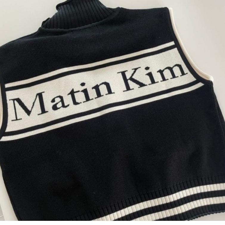 (W) Matin Kim Spell Point Stripe Knit Vest Black 착용 스타일