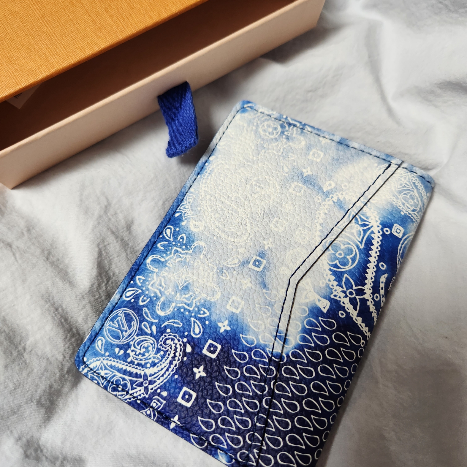 Louis Vuitton Monogram Bandana Pocket Organizer Blue 착용 스타일 - 2