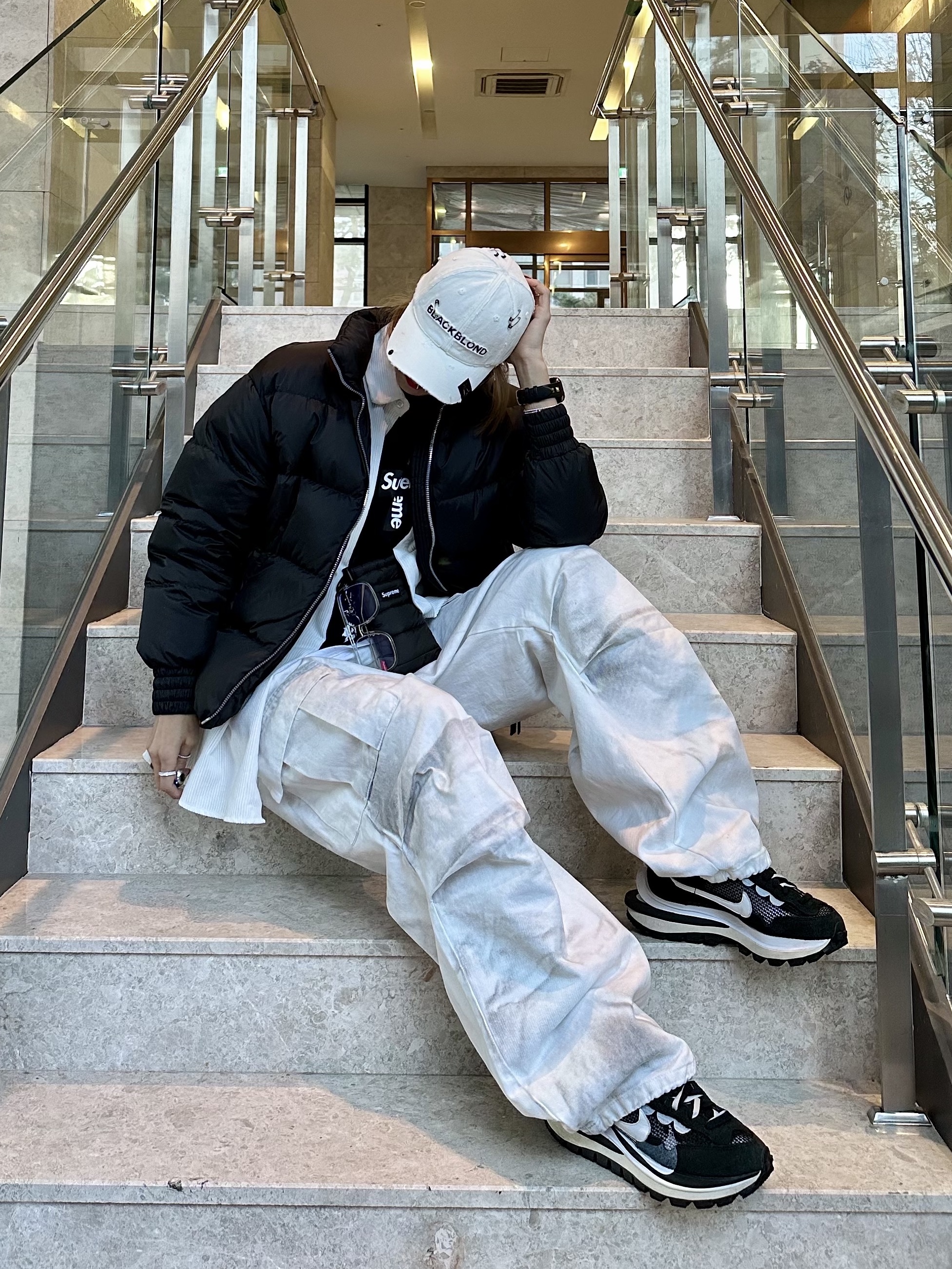 Nike x Sacai VaporWaffle Black White, Supreme Puffer Neck Pouch Black - 22FW 착용 스타일 - 1