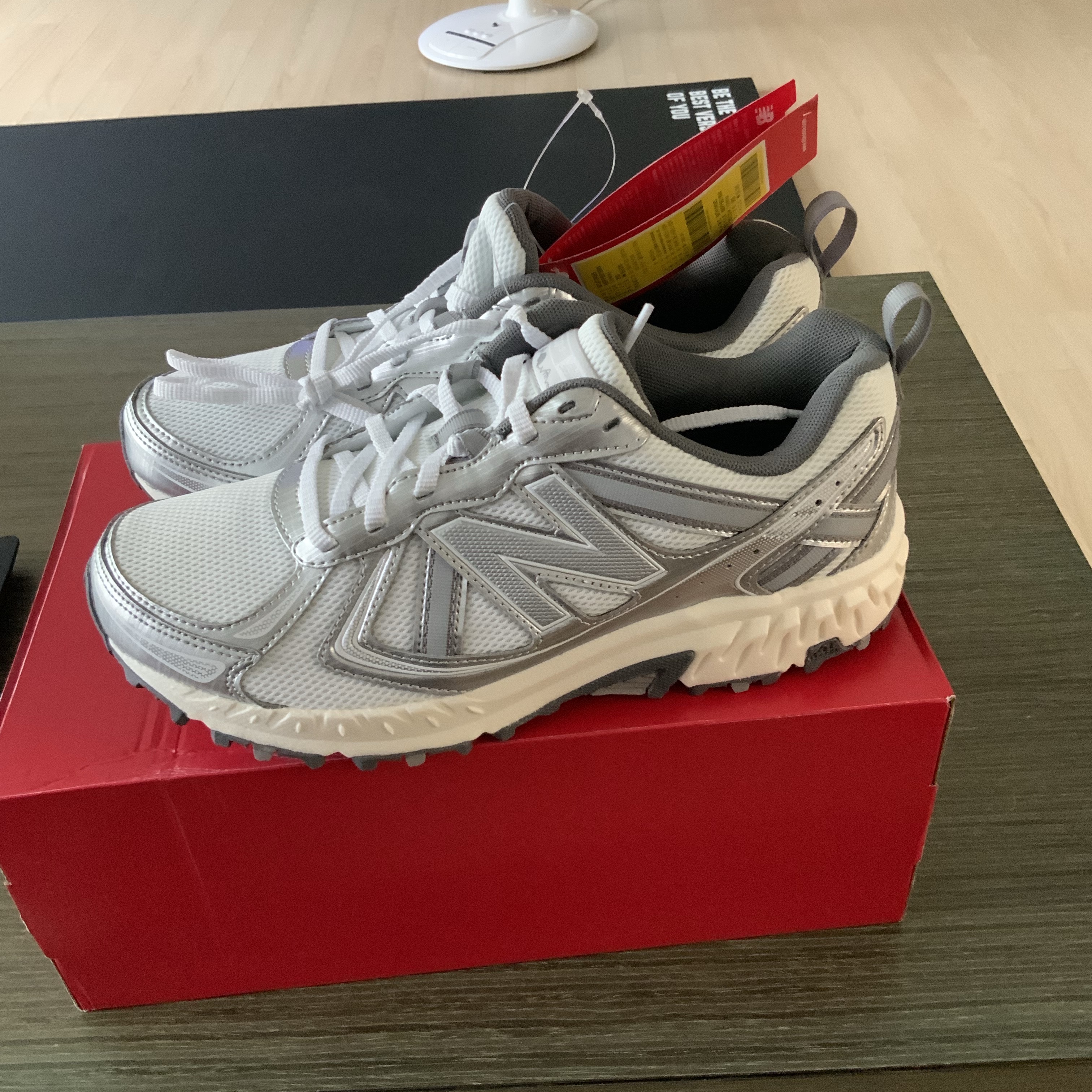 New Balance 410v5 Trail Beige - 2E Wide 착용 스타일