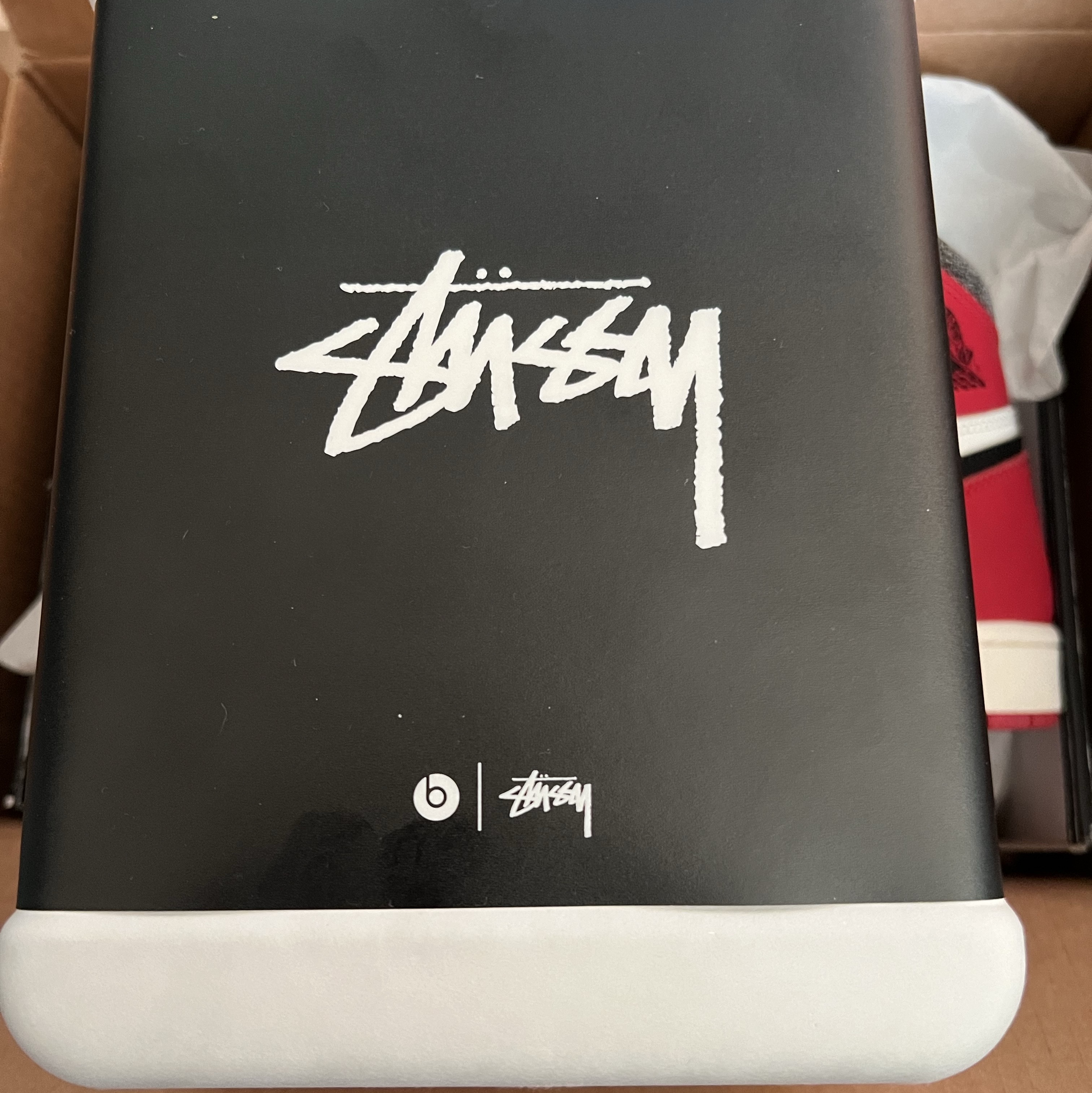 Stussy x Beats Studio Pro Wireless Headphone Black (Korean Ver.) 착용 스타일 - 2