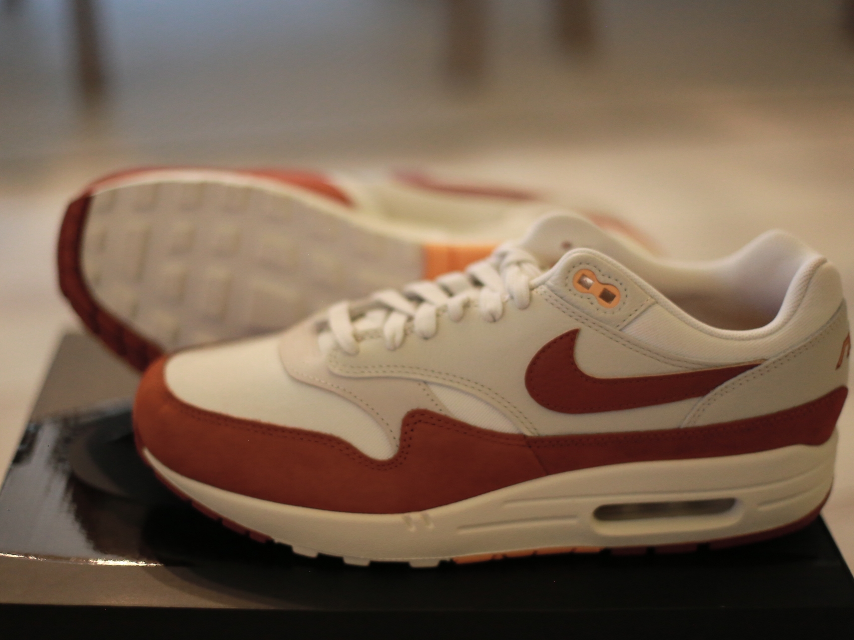 (W) Nike Air Max 1 Rugged Orange and Sail 착용 스타일 - 4