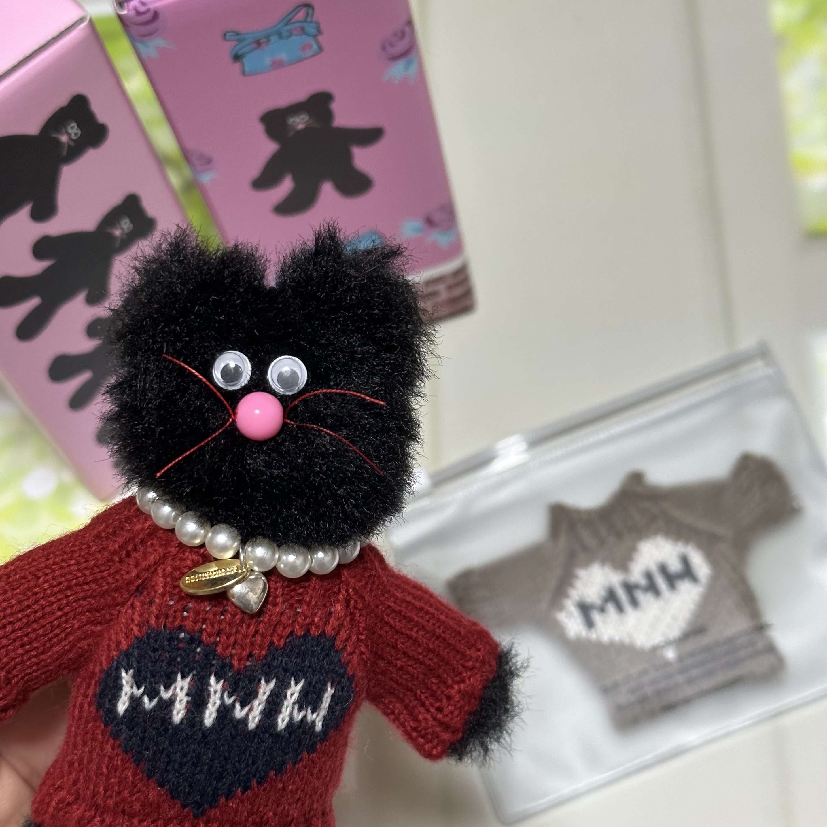 Monamhee Beulpingi Keyring with White Pants Black, Monamhee Beulpingi & Bred Pearl Heart Necklace 착용 스타일