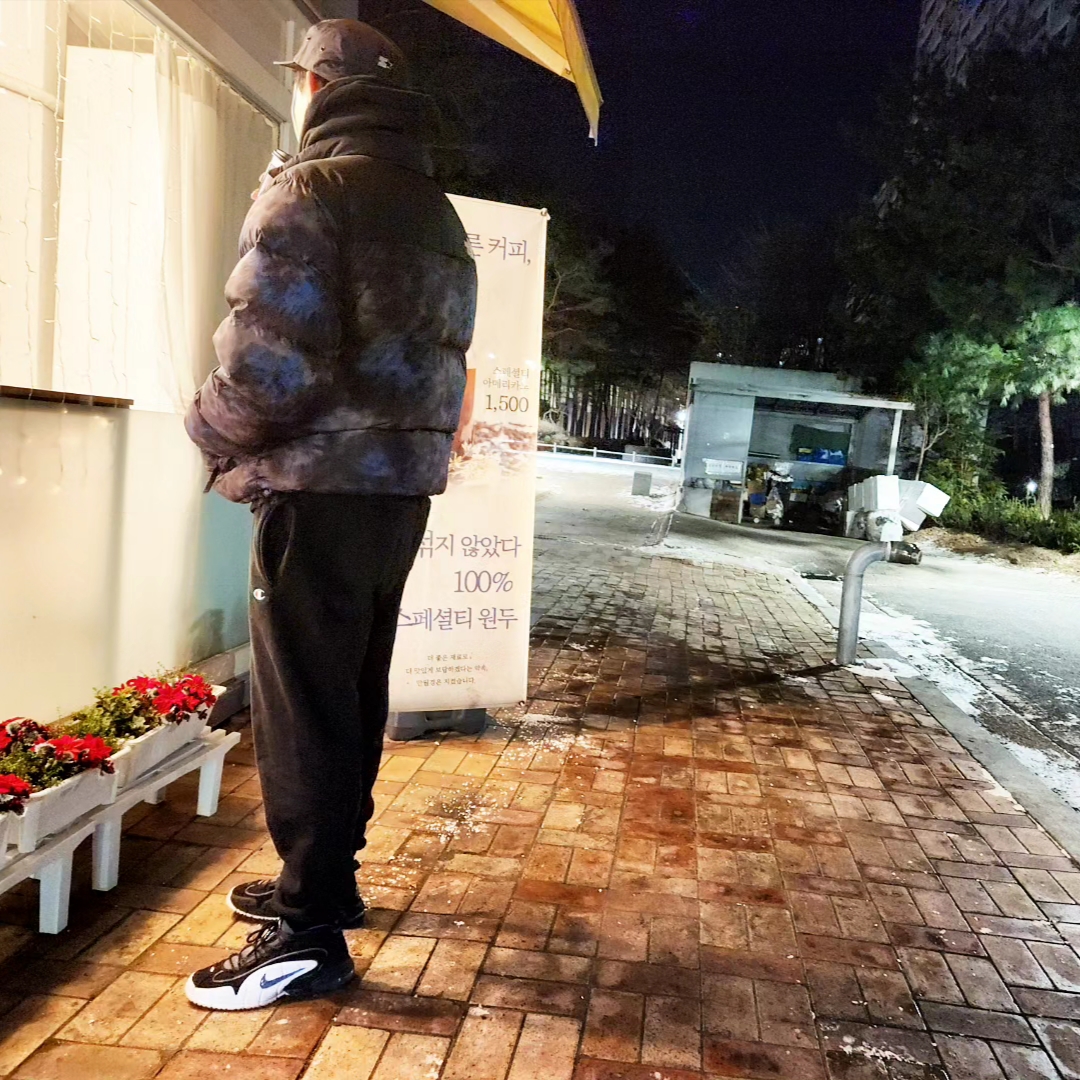 나이키 에어맥스 페니 바시티 로얄 앤 블랙, 노스페이스 1996 노벨티 눕시 자켓 딥 앤 딥 네이비 착용 스타일 - 1