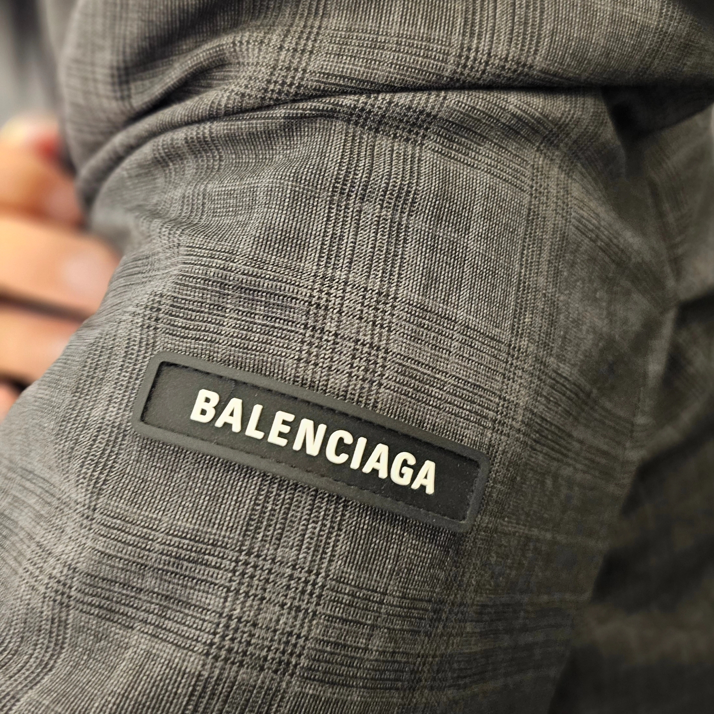 (W) Balenciaga Shredded Tailored Pants Grey, Balenciaga Skater Tailored Blazer Grey 착용 스타일 - 3