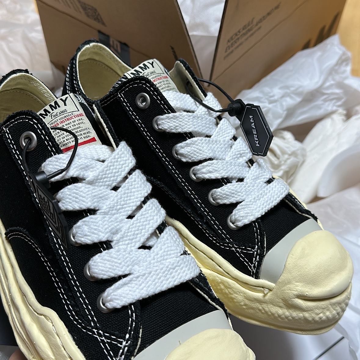 Maison Mihara Yasuhiro Hank VL OG Sole Canvas Low-top Sneakers Black 착용 스타일