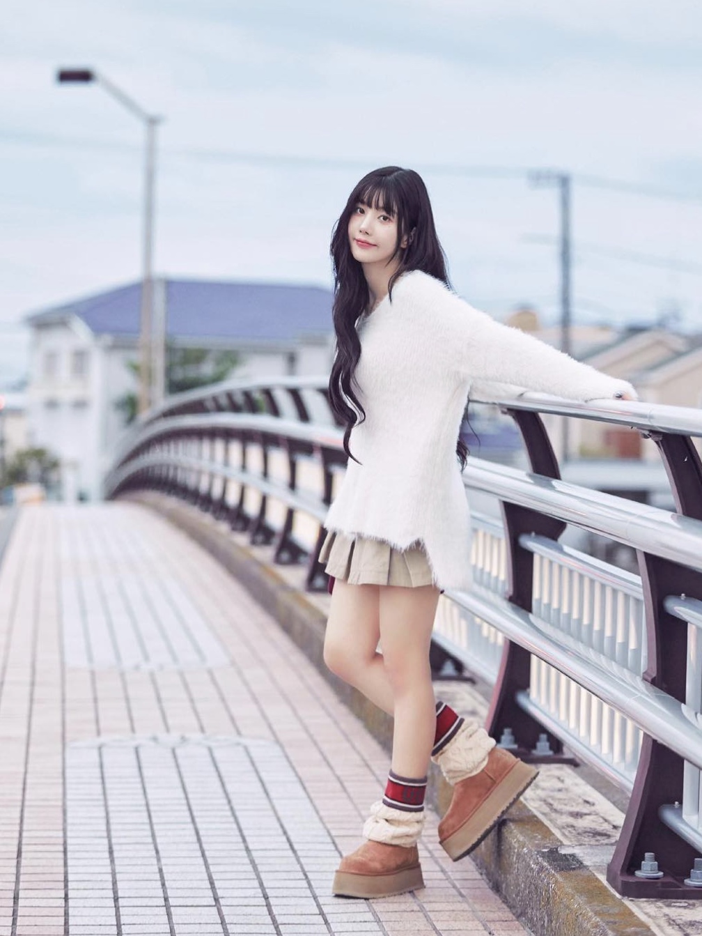 (W) UGG Classic Sweater Letter Boots Chestnut 착용 스타일 - 4