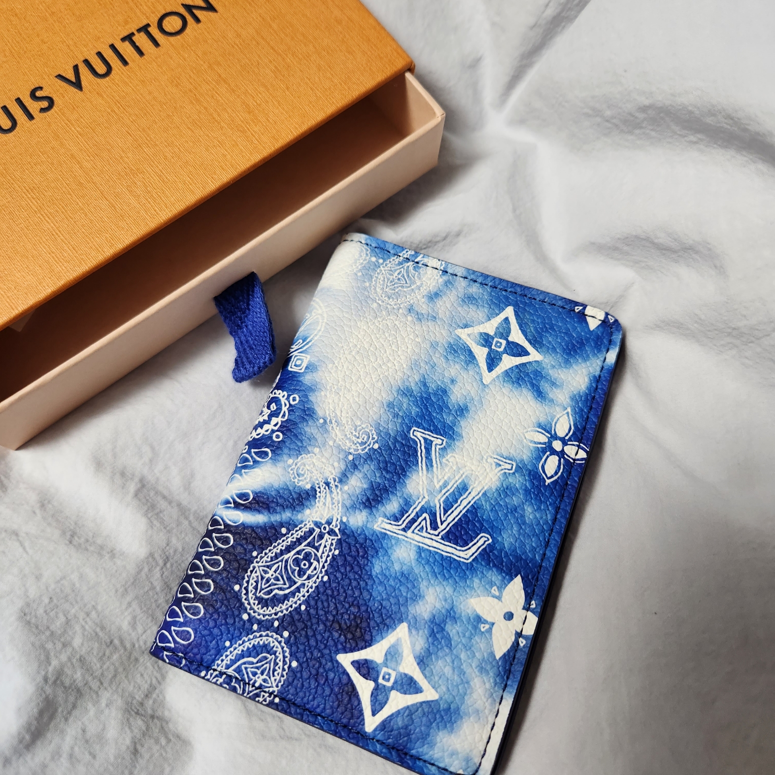 Louis Vuitton Monogram Bandana Pocket Organizer Blue 착용 스타일 - 3