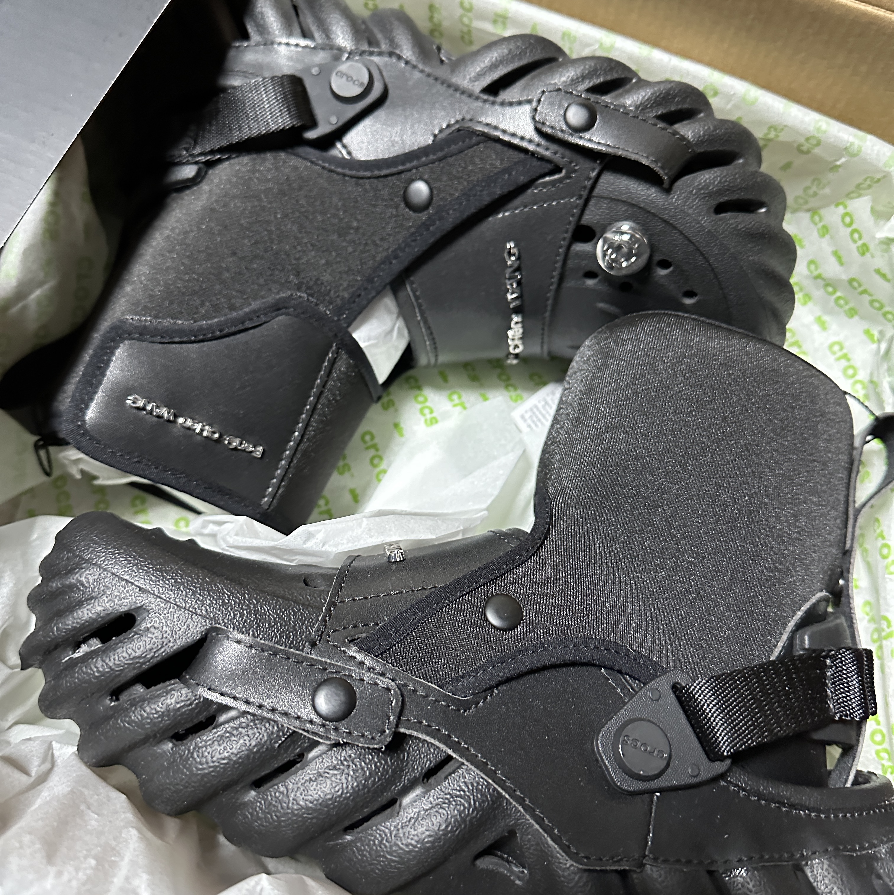 Crocs x Feng Chen Wang Echo Clog Black 착용 스타일 - 1