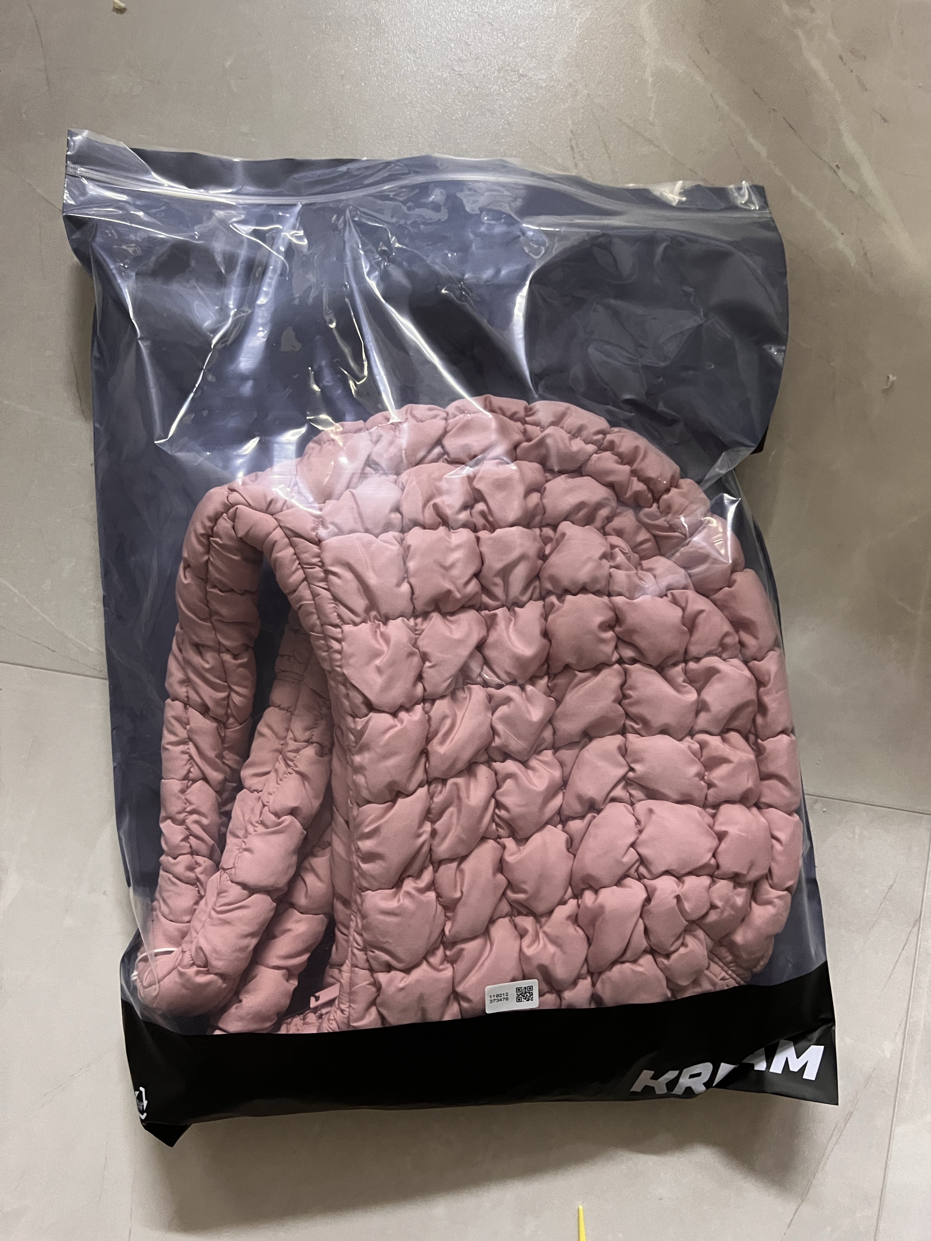 COS Quilted Messenger Bag Pink 착용 스타일 - 1