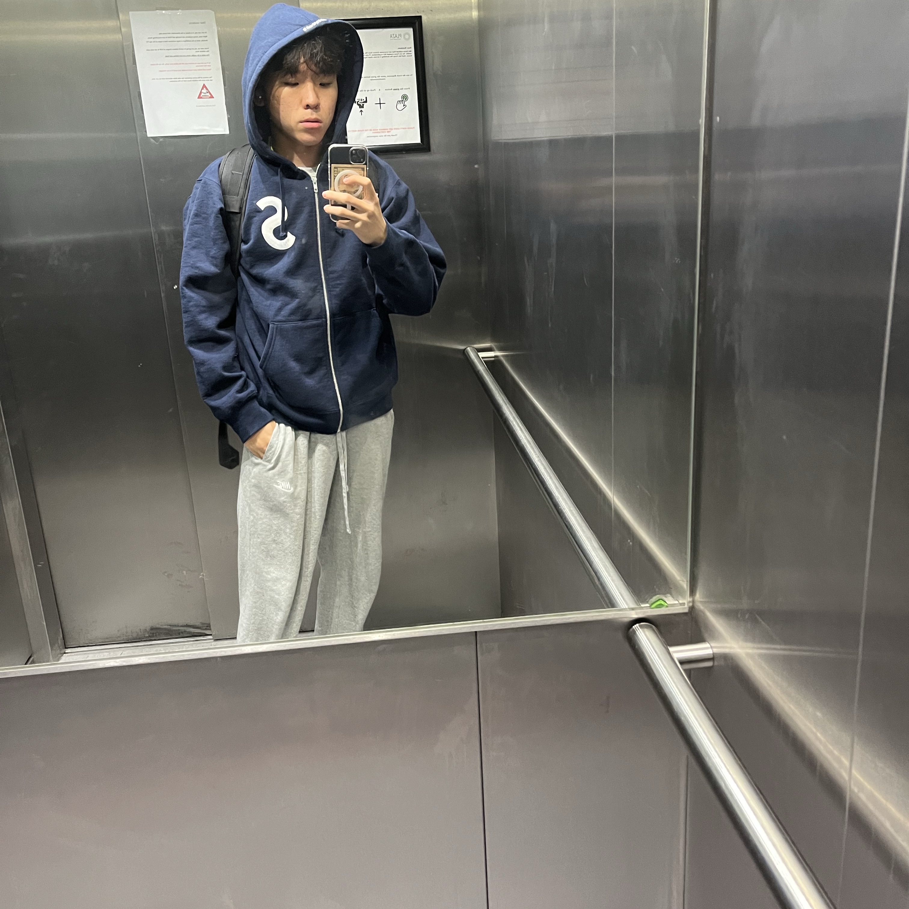 슈프림 S 로고 집업 후드 스웨트셔츠 네이비 - 23FW, 슈프림 x 엄브로 코튼 립스탑 트랙 자켓 블랙 - 23FW 착용 스타일 - 4