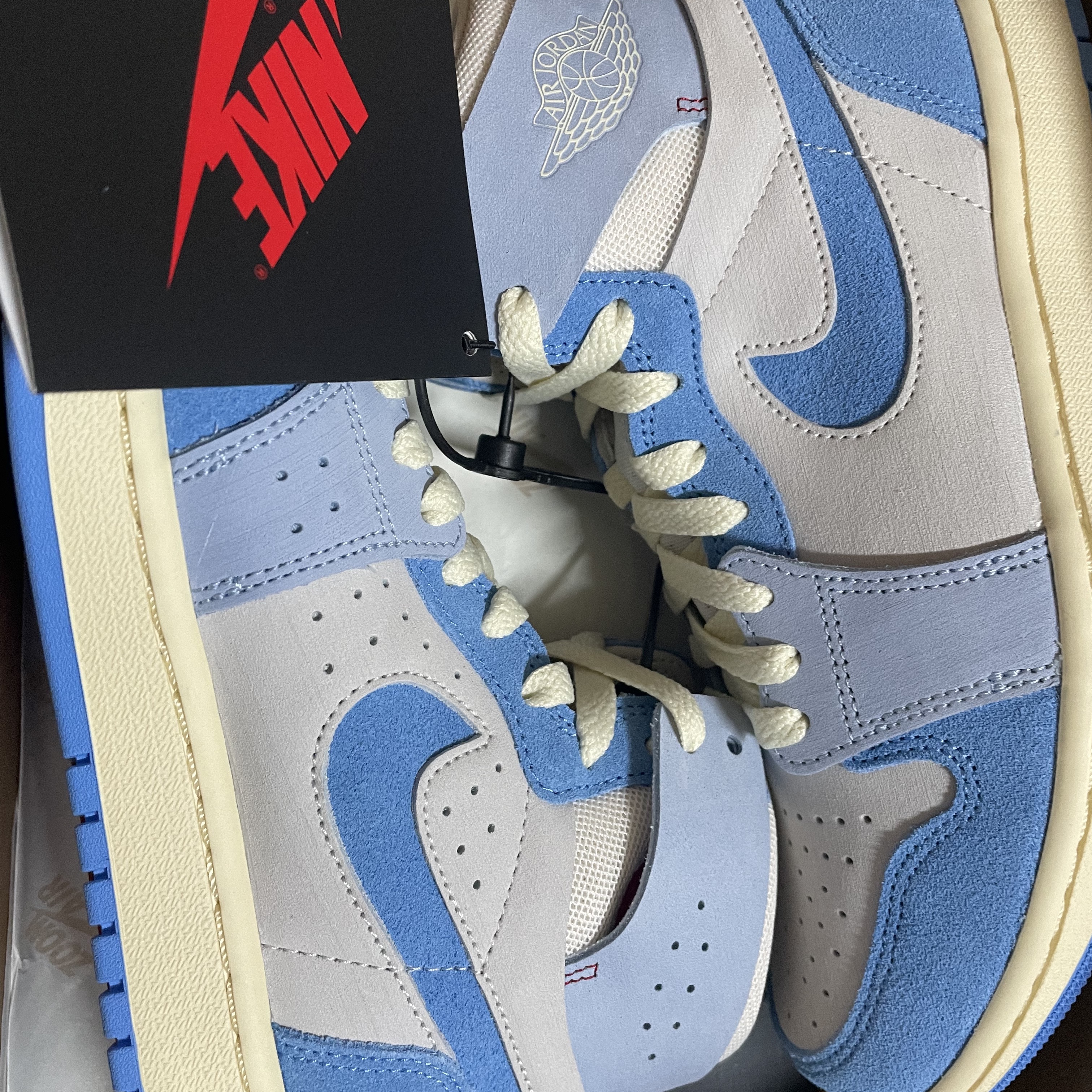 (W) Jordan 1 Zoom Air CMFT 2 Phantom University Blue, (GS) Nike Court Borough Low Recraft White Pink Foam 착용 스타일 - 1