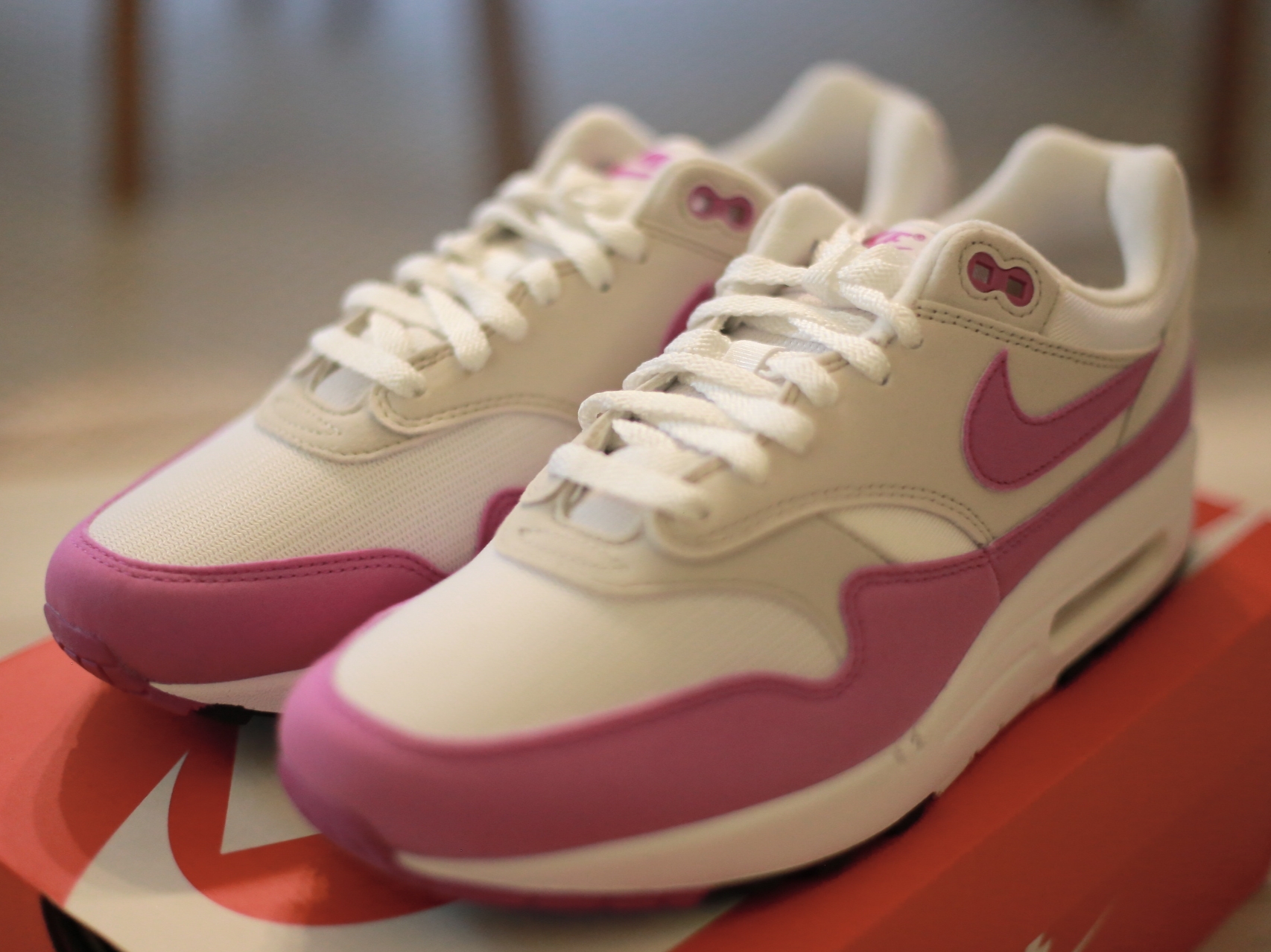 (W) Nike Air Max 1 Neutral Grey Fuchsia Dream 착용 스타일 - 2