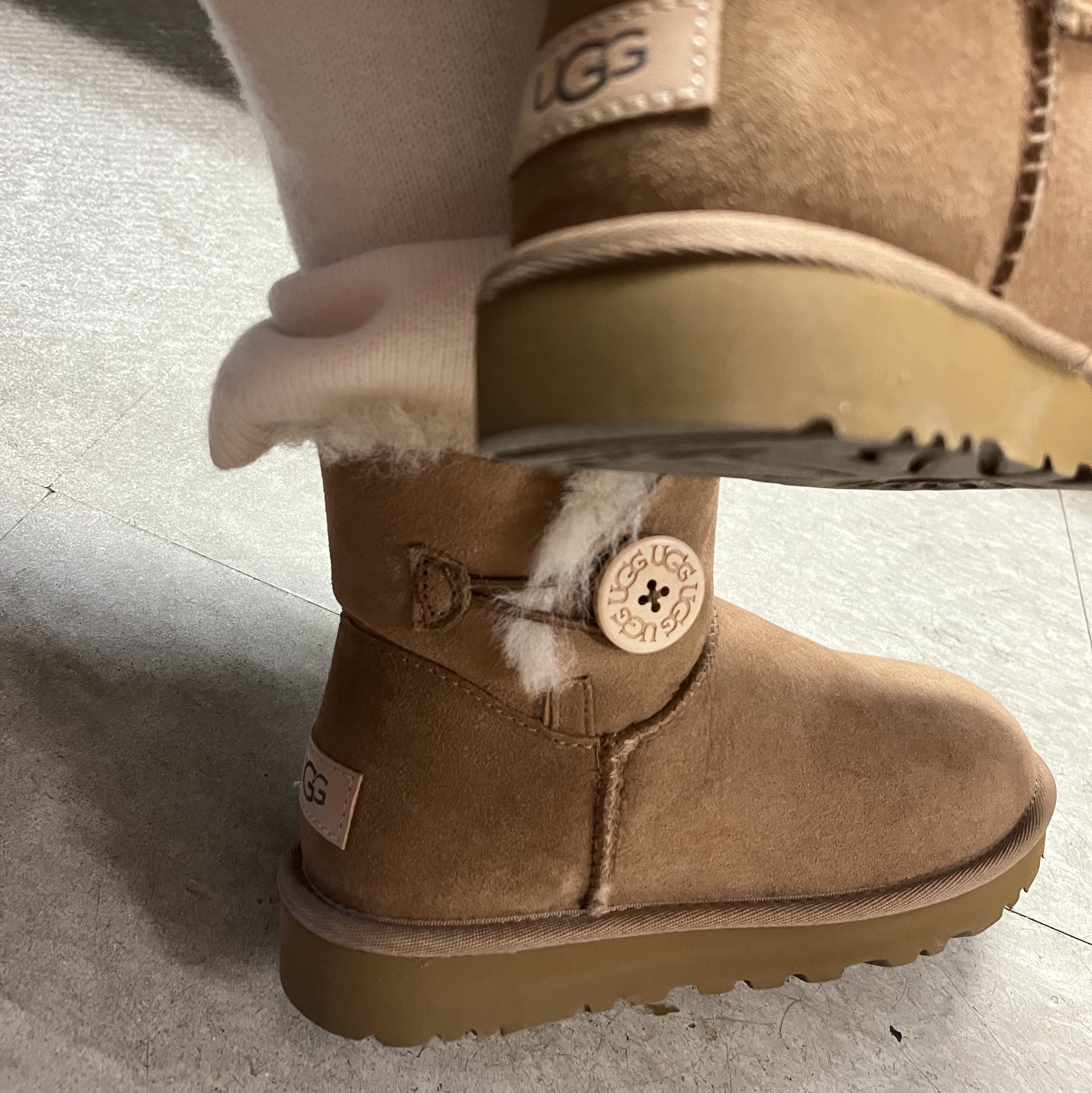 (W) UGG Mini Bailey Button II Boots Chestnut 착용 스타일
