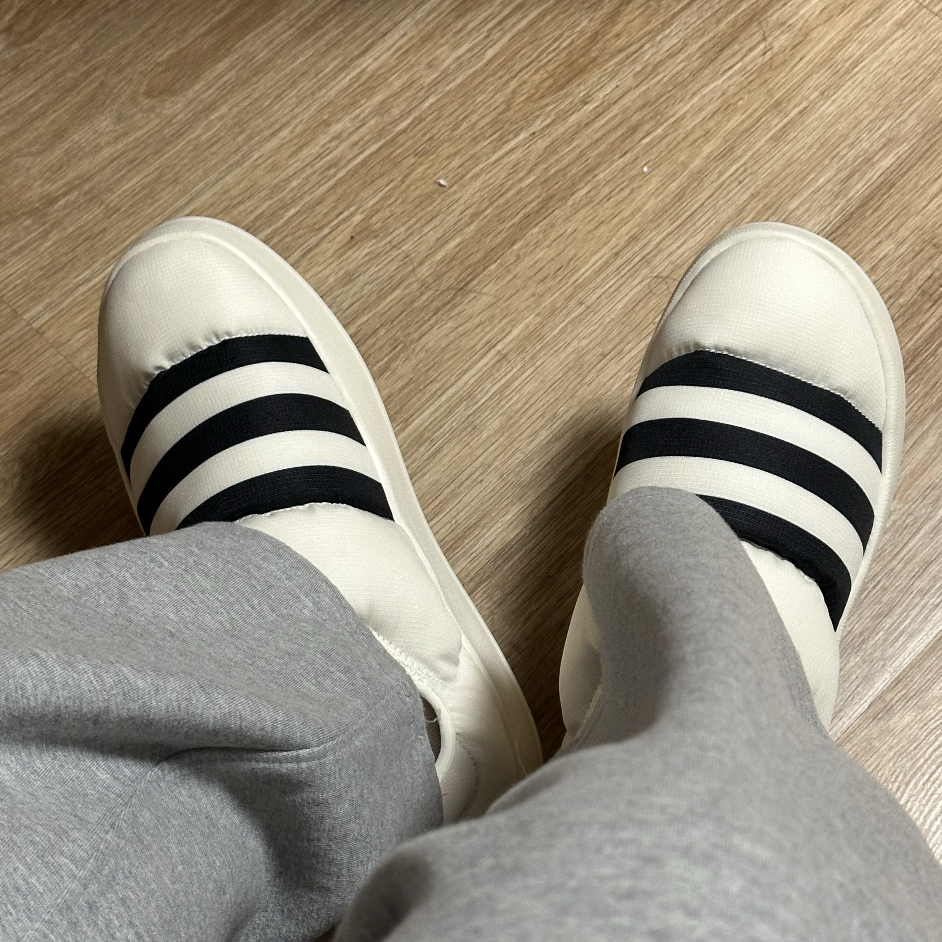 Adidas Puffylette Off White 착용 스타일