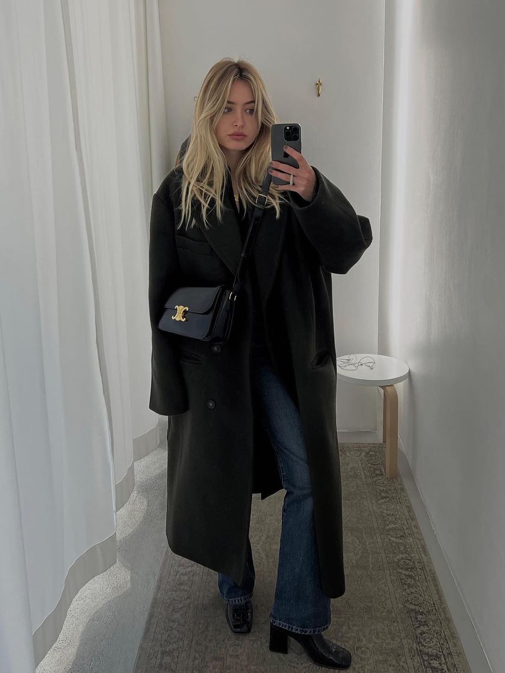 Celine Shoulder Bag Claude in Shiny Calfskin Black, Celine Teen Triomphe Bag in Shiny Calfskin Black 착용 스타일 - 3