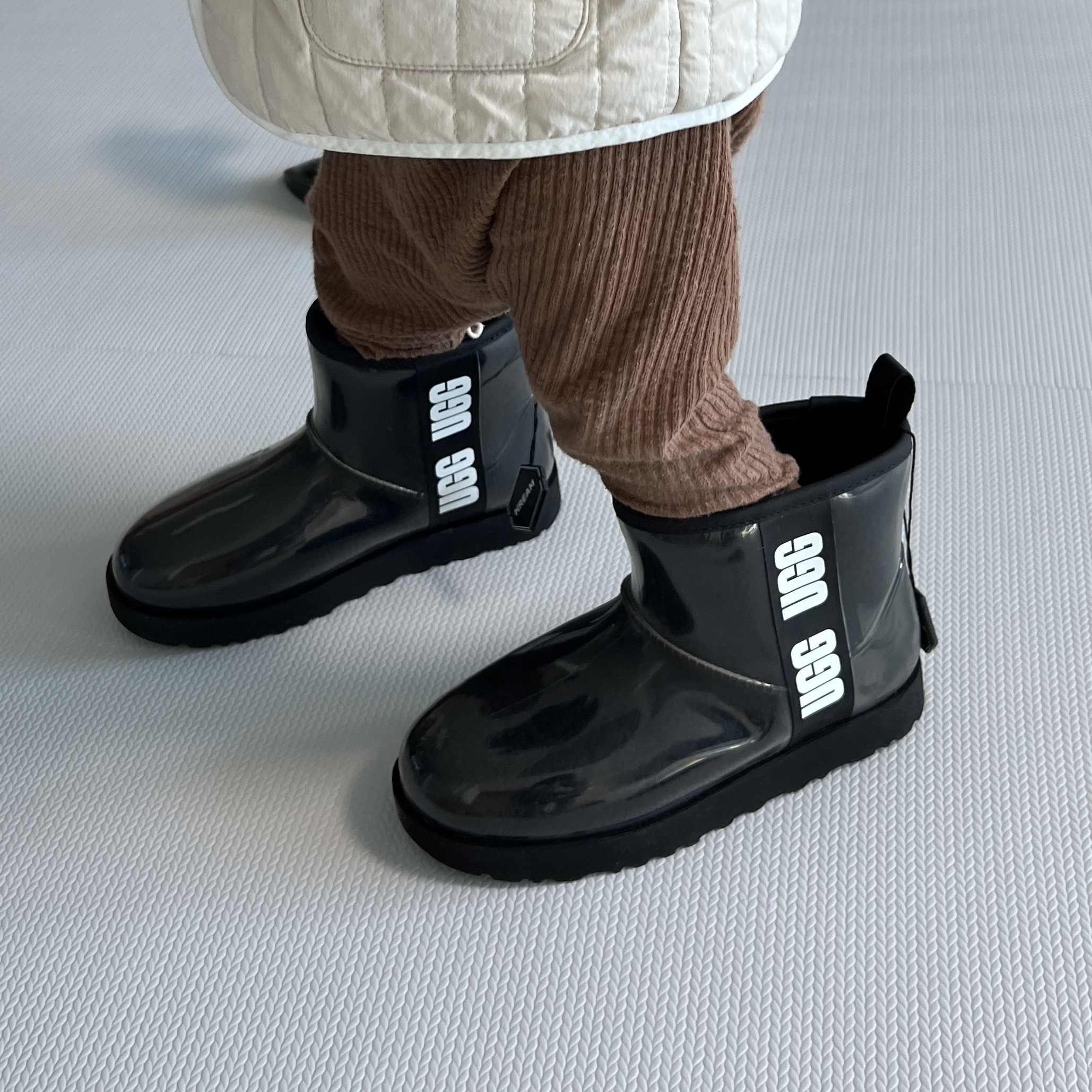 (W) UGG Classic Clear Mini Boots Black 착용 스타일