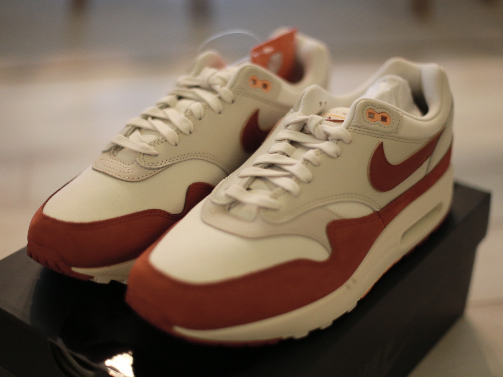 (W) Nike Air Max 1 Rugged Orange and Sail 착용 스타일 - 2