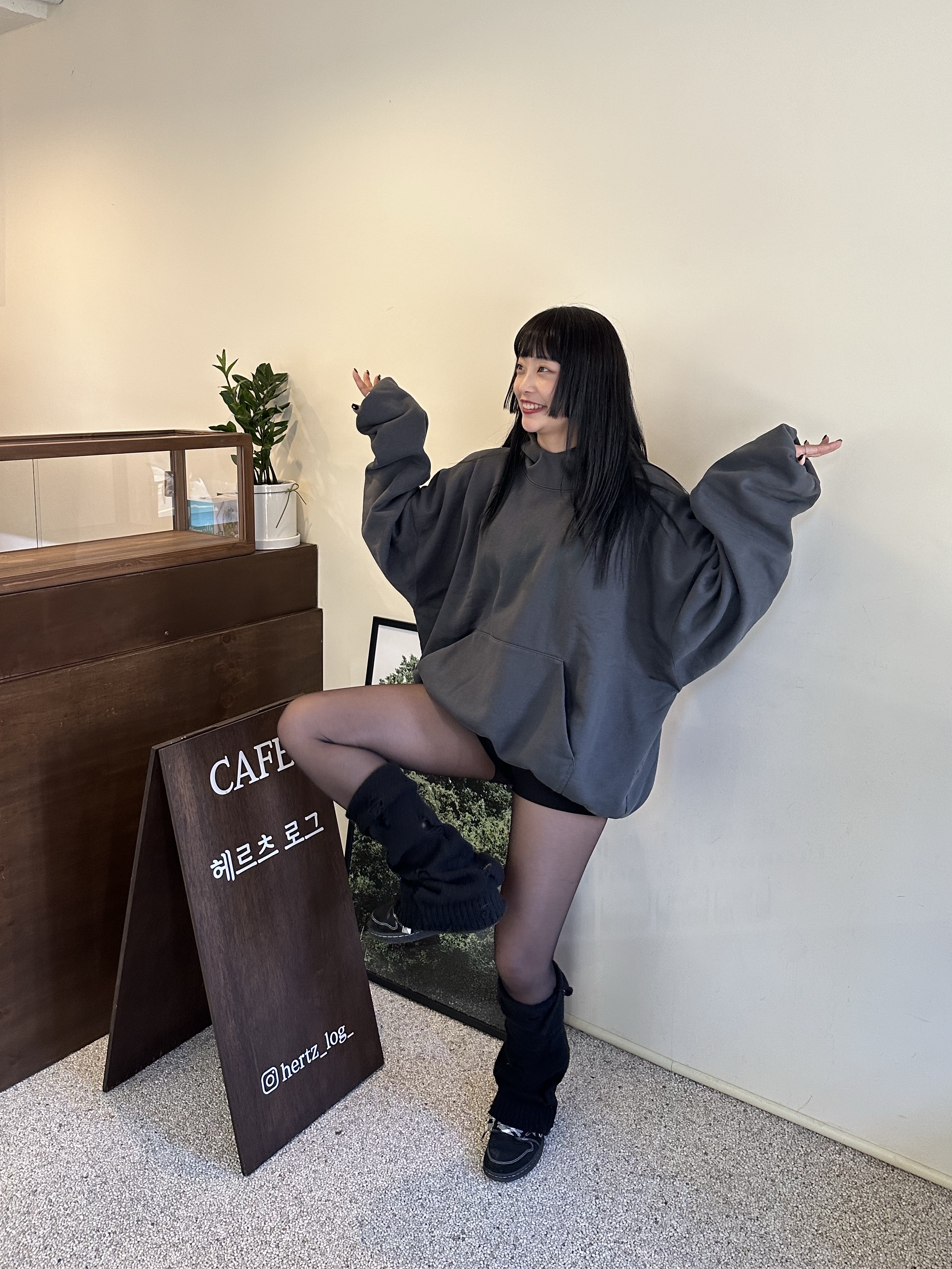Yeezy Gap Engineered By Balenciaga Dove Hoodie Black, Jordan 1 x Travis Scott Retro Low OG SP Black Phantom 착용 스타일 - 6