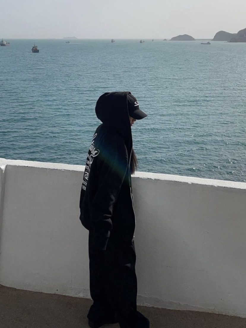 Stussy World Tour Zip Hoodie Black 2023, Nike x Ambush Air Force 1 Low SP Black 착용 스타일 - 1