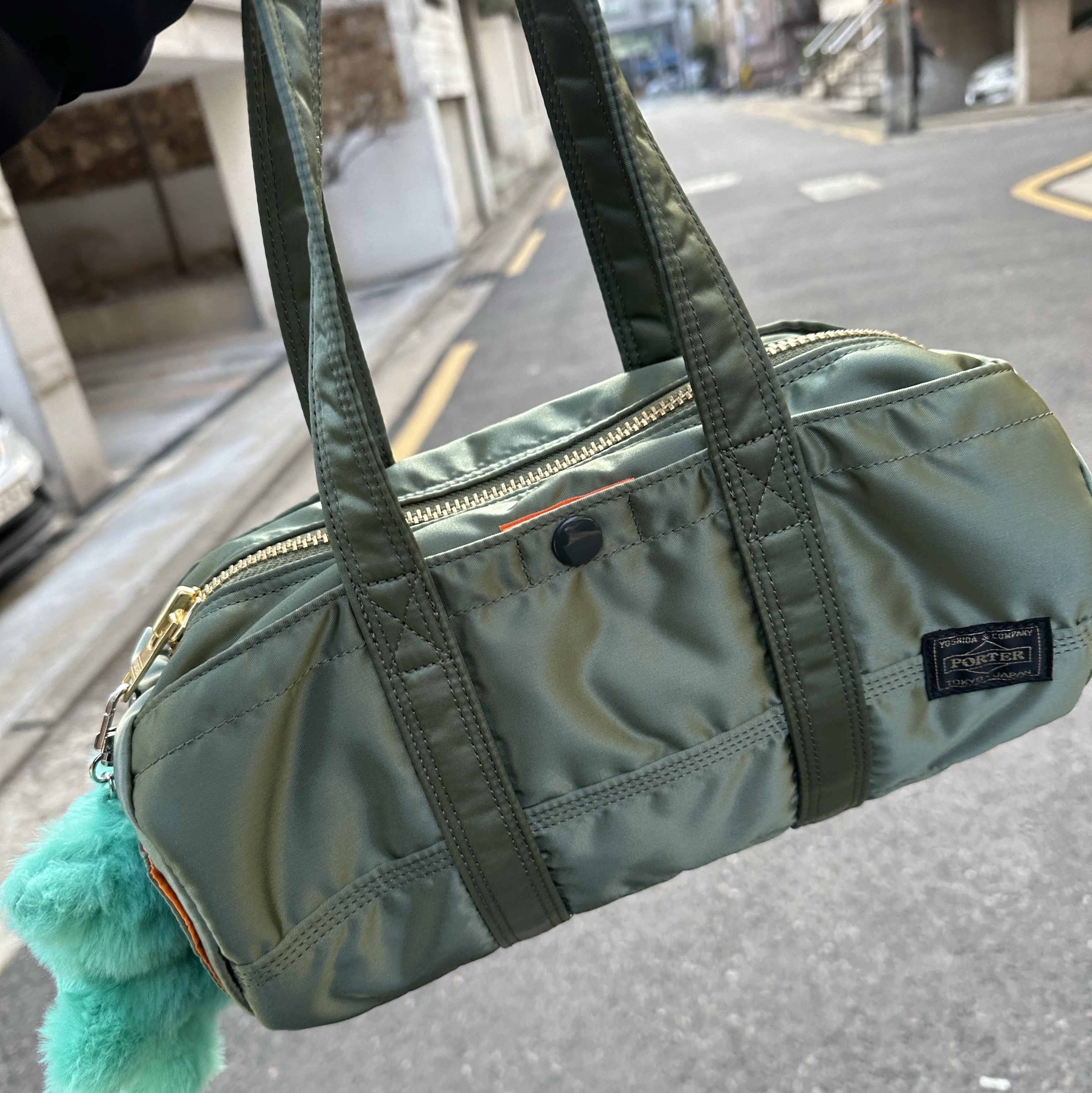 Porter Tanker Duffle Bag S Sage Green 착용 스타일 - 1