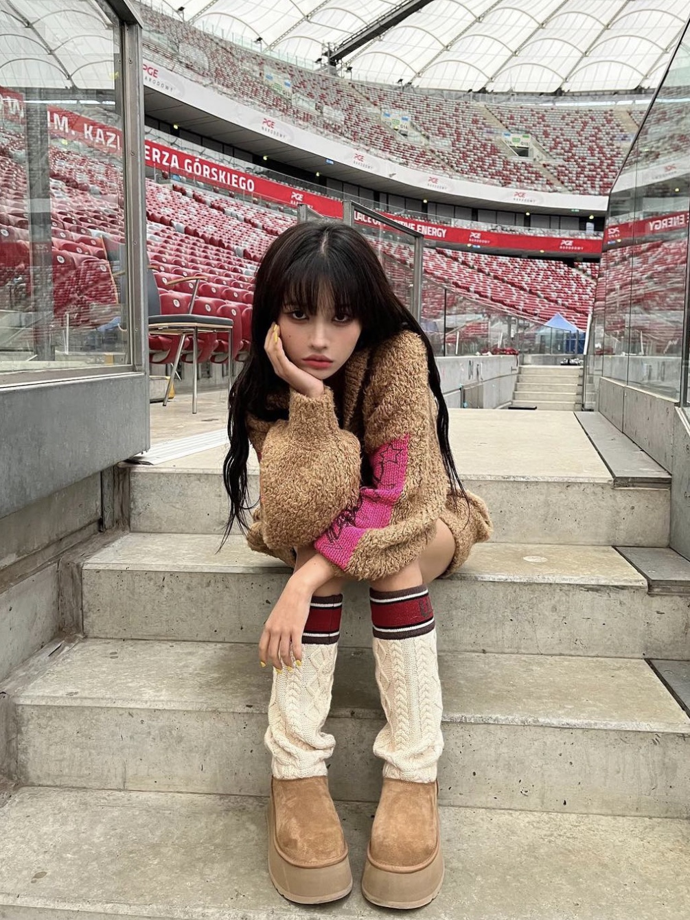 (W) UGG Classic Sweater Letter Boots Chestnut 착용 스타일 - 2