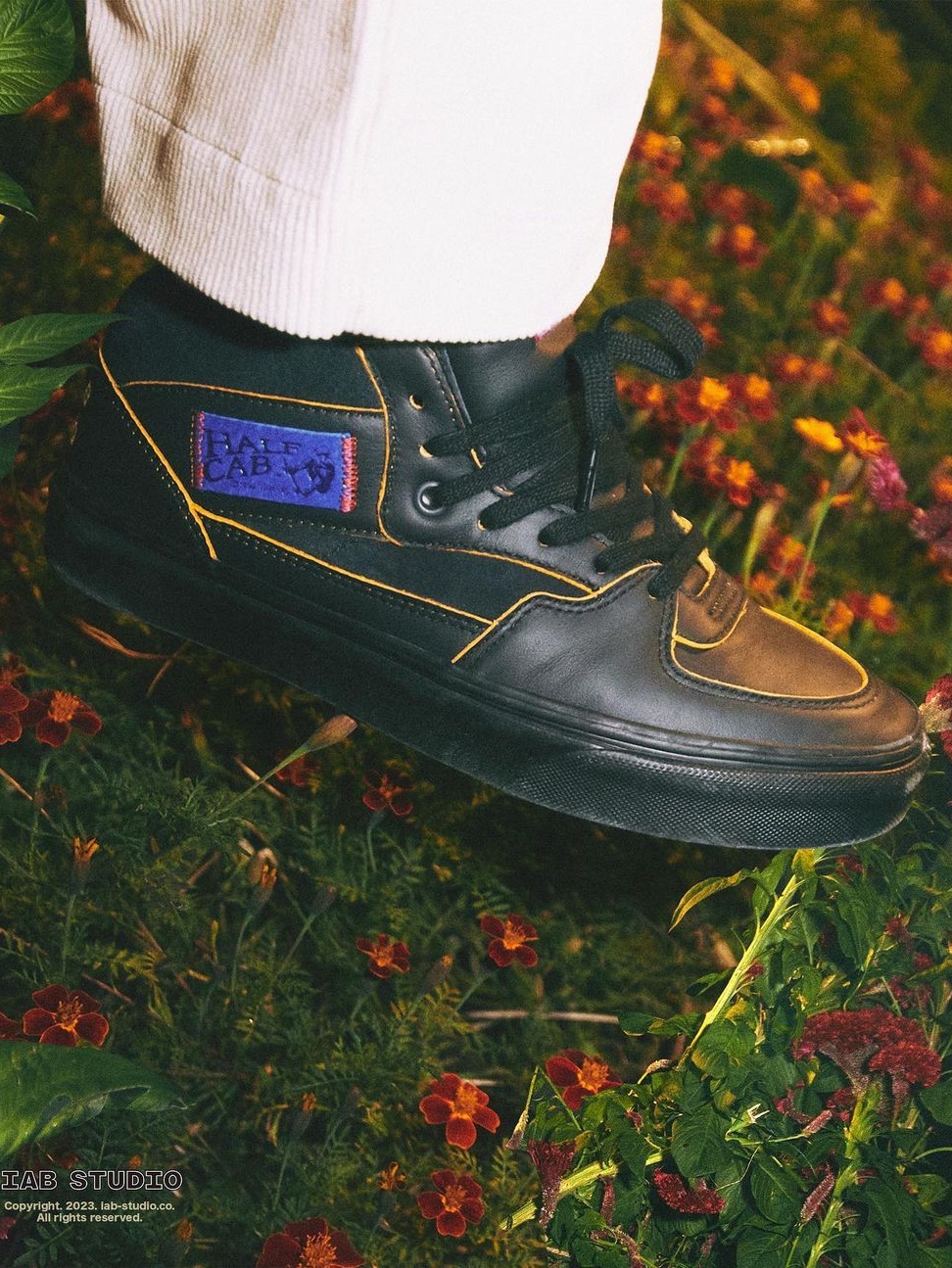 Vans x IAB Studio Half Cab Marshmallow Antique White, Vans x IAB Studio Half Cab Black Purple 착용 스타일 - 4
