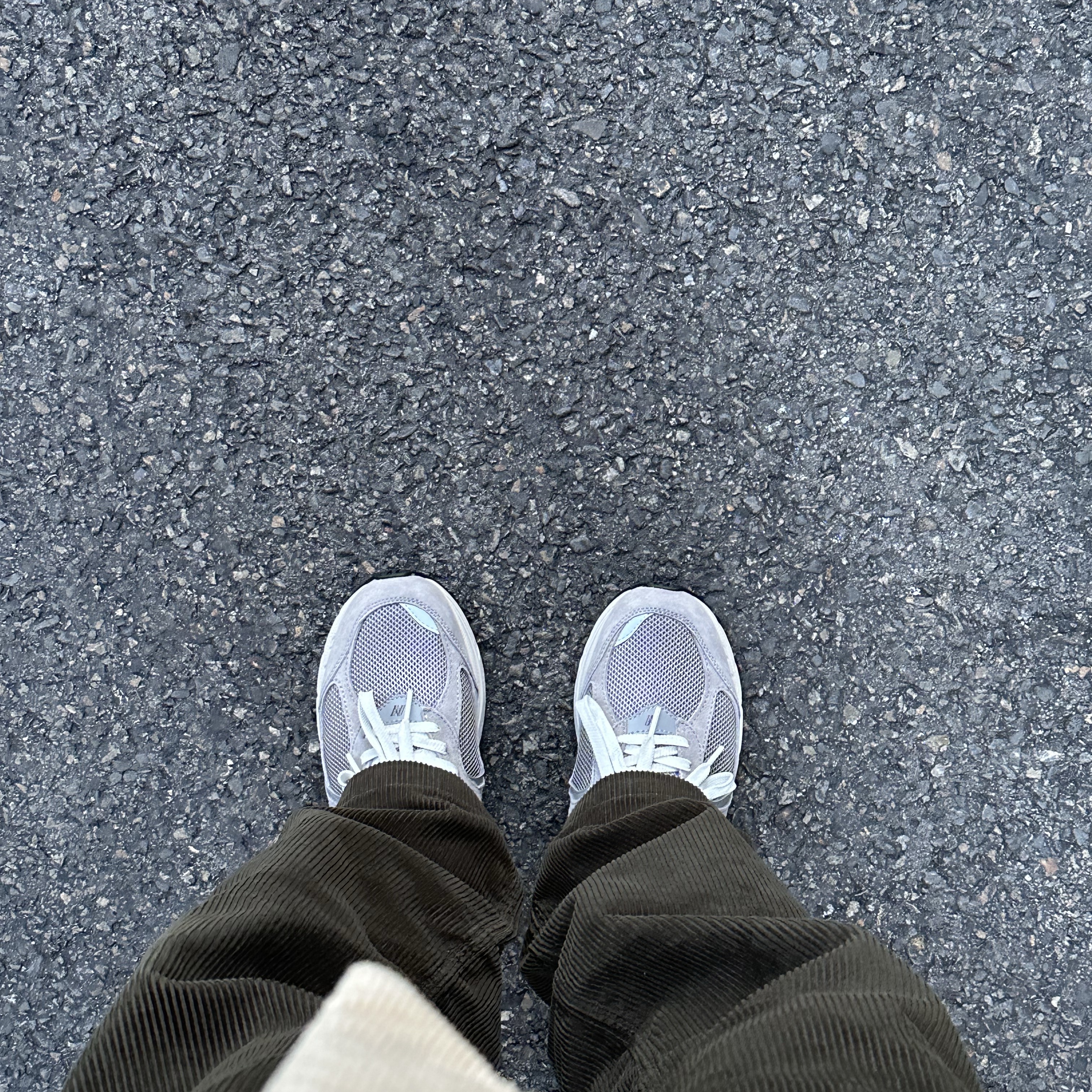 New Balance 2002R Grey 착용 스타일