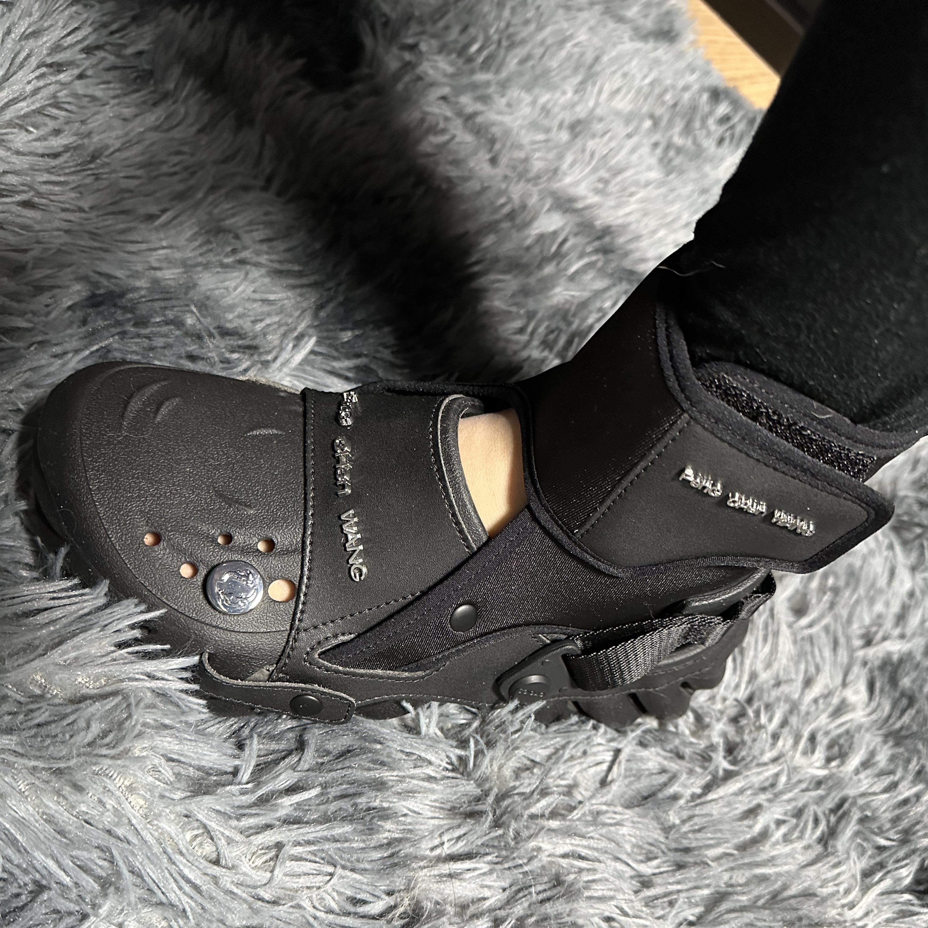Crocs x Feng Chen Wang Echo Clog Black 착용 스타일 - 3