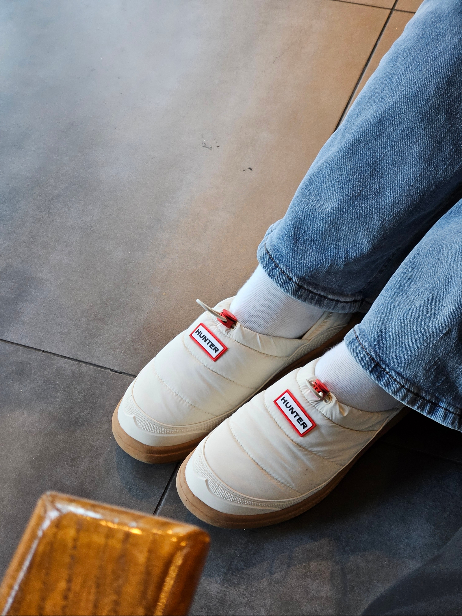 (W) Hunter In Out Insulated Slipper White Willow Gum 착용 스타일