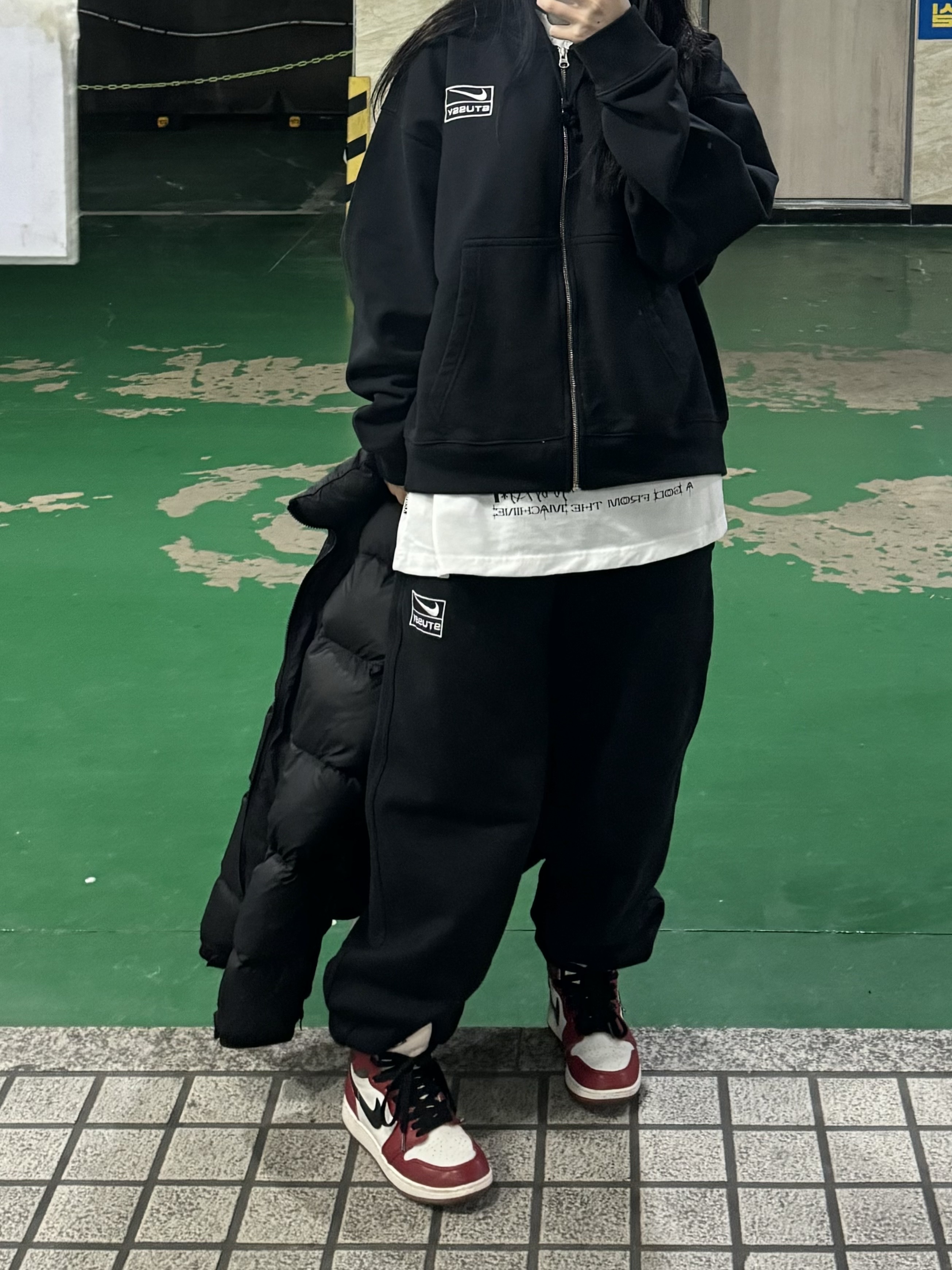 Nike x Stussy Washed Fleece Pants Black (FN5235-010), Nike x Stussy Full Zip Washed Fleece Hoodie Black (FJ9175-010) 착용 스타일 - 2