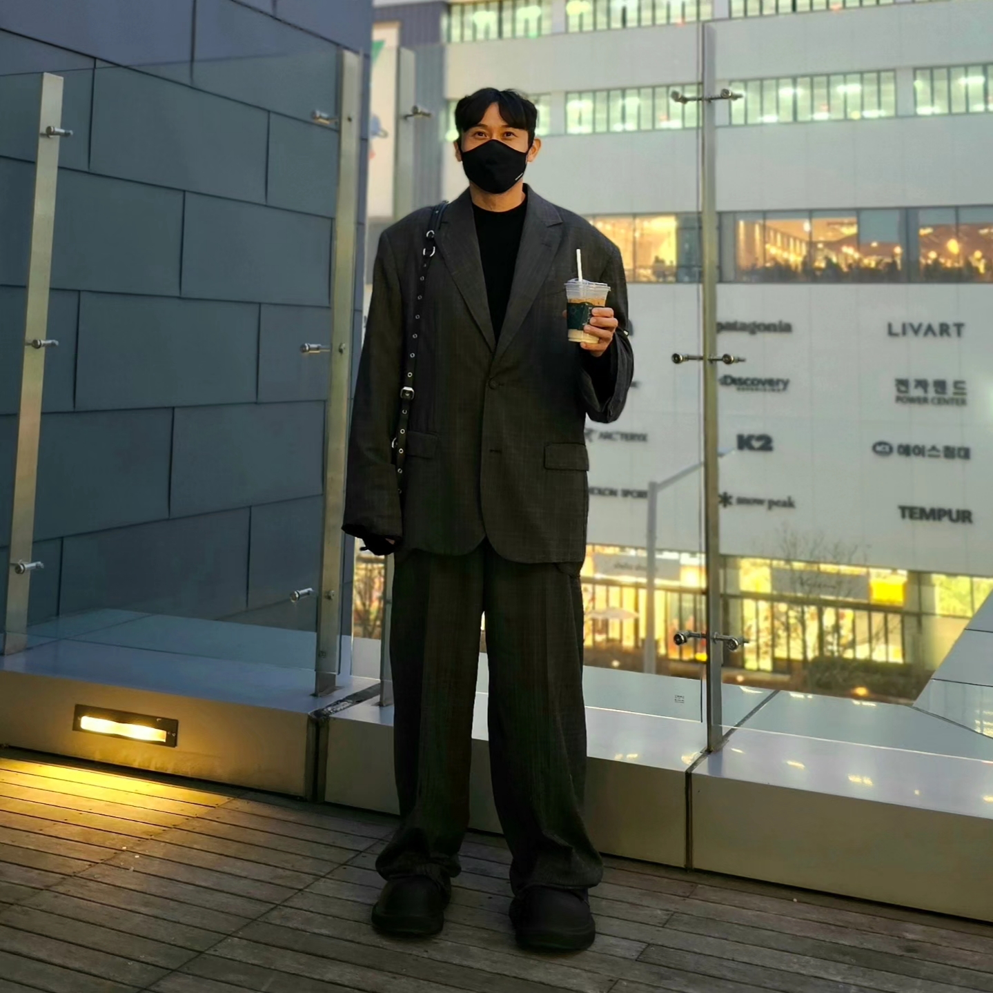 (W) Balenciaga Shredded Tailored Pants Grey, Balenciaga Skater Tailored Blazer Grey 착용 스타일 - 1
