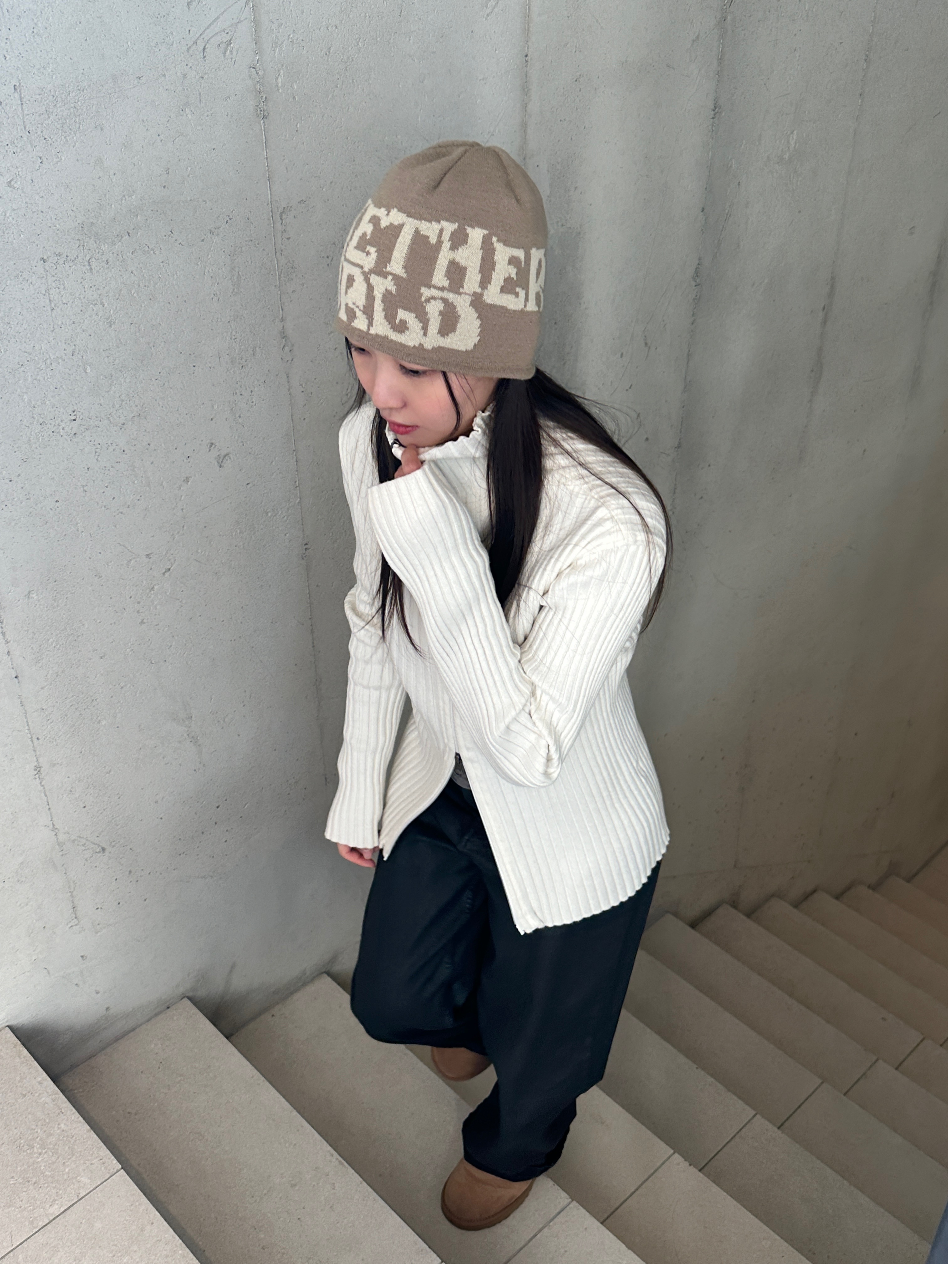 Netherworld Logo Beanie Sand 착용 스타일 - 3