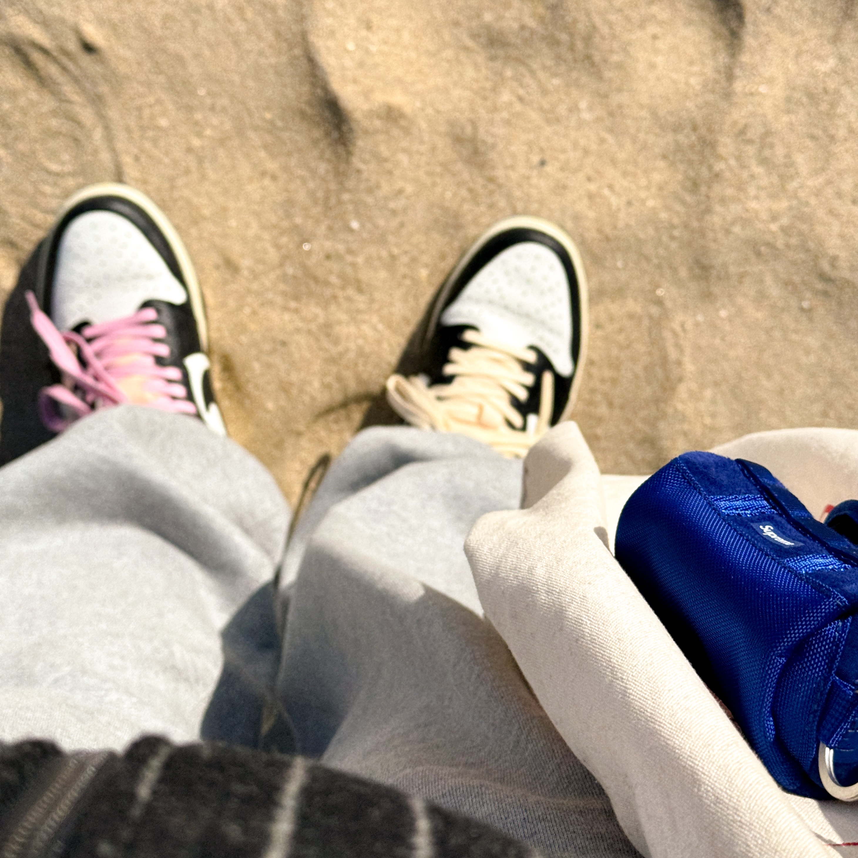 Jordan 1 x Travis Scott x Fragment Retro Low OG SP Military Blue, Supreme x The North Face Suede Base Camp Duffle Keychain Blue - 23FW 착용 스타일