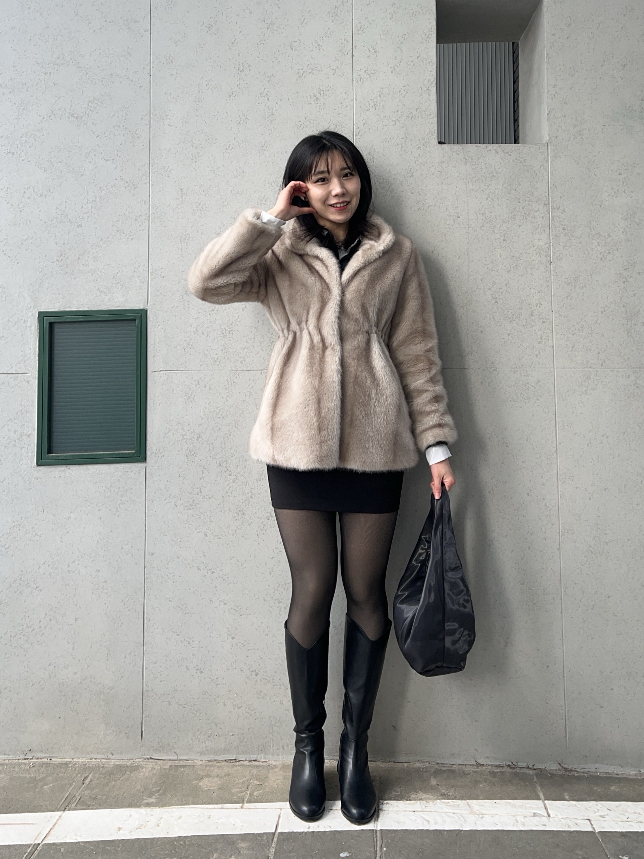 COS Mini High-Shine Shoulder Bag Navy 착용 스타일 - 2