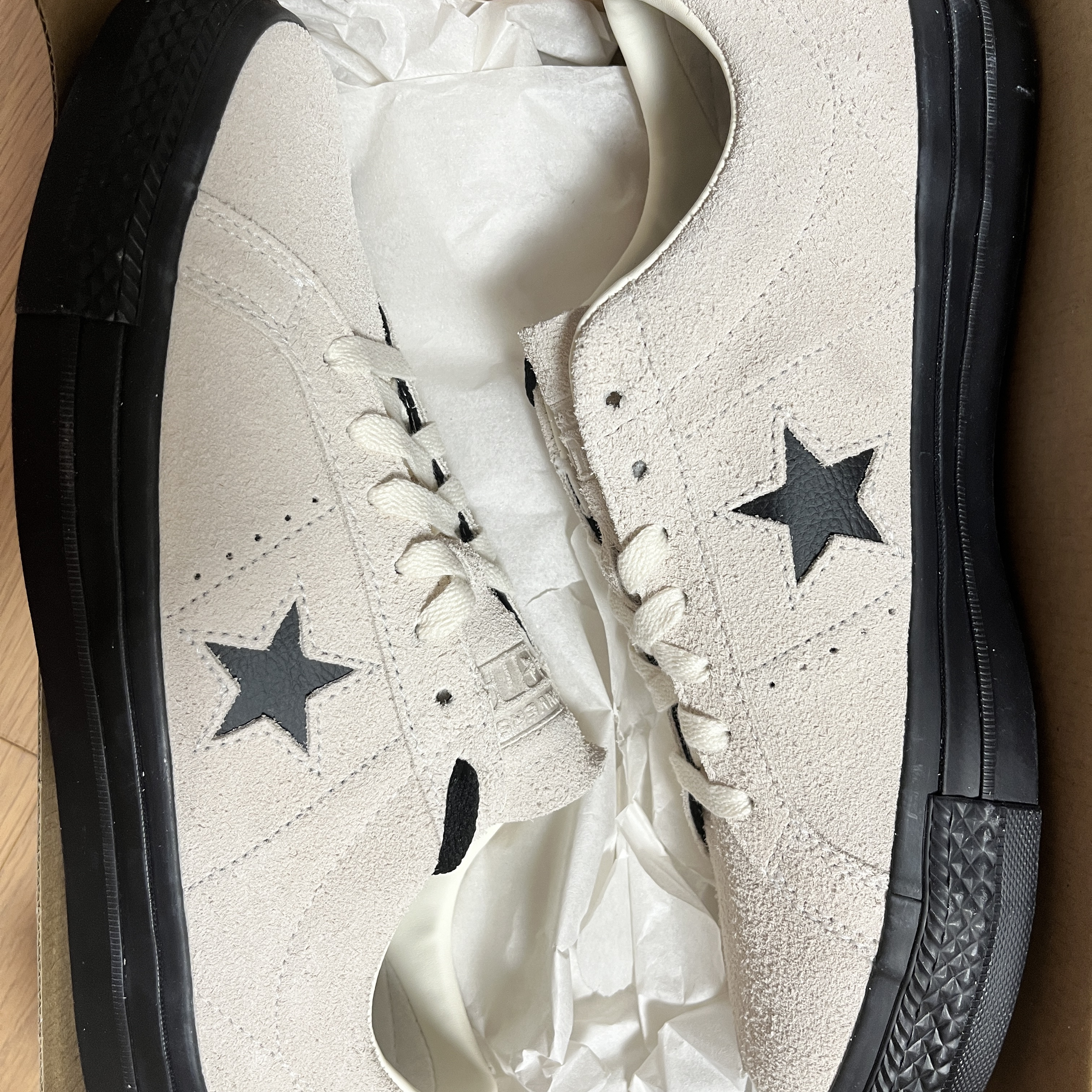 Converse One Star Pro Ox Suede Egret Black 착용 스타일 - 1