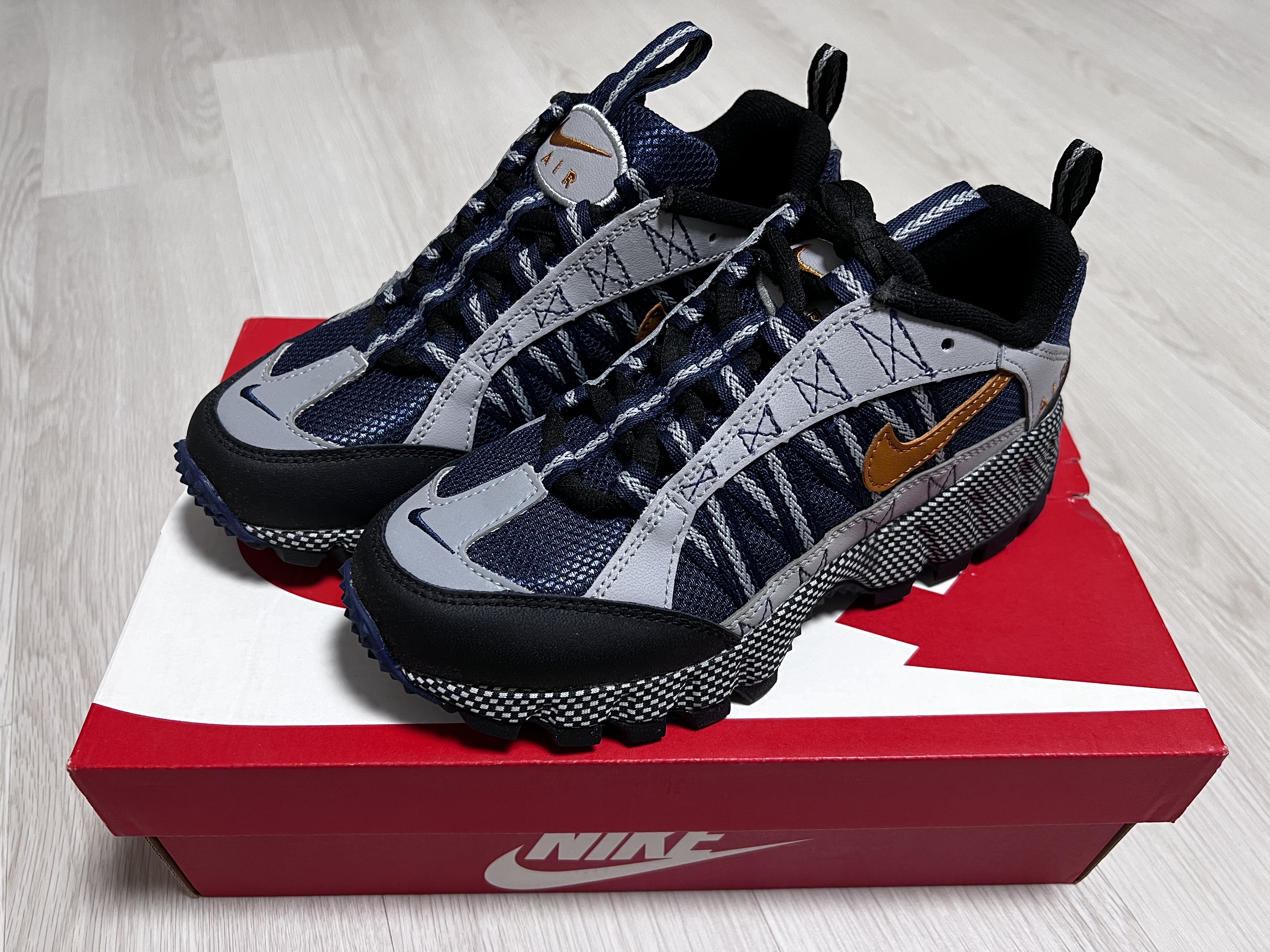 Nike Air Humara Midnight Navy and Obsidian 착용 스타일