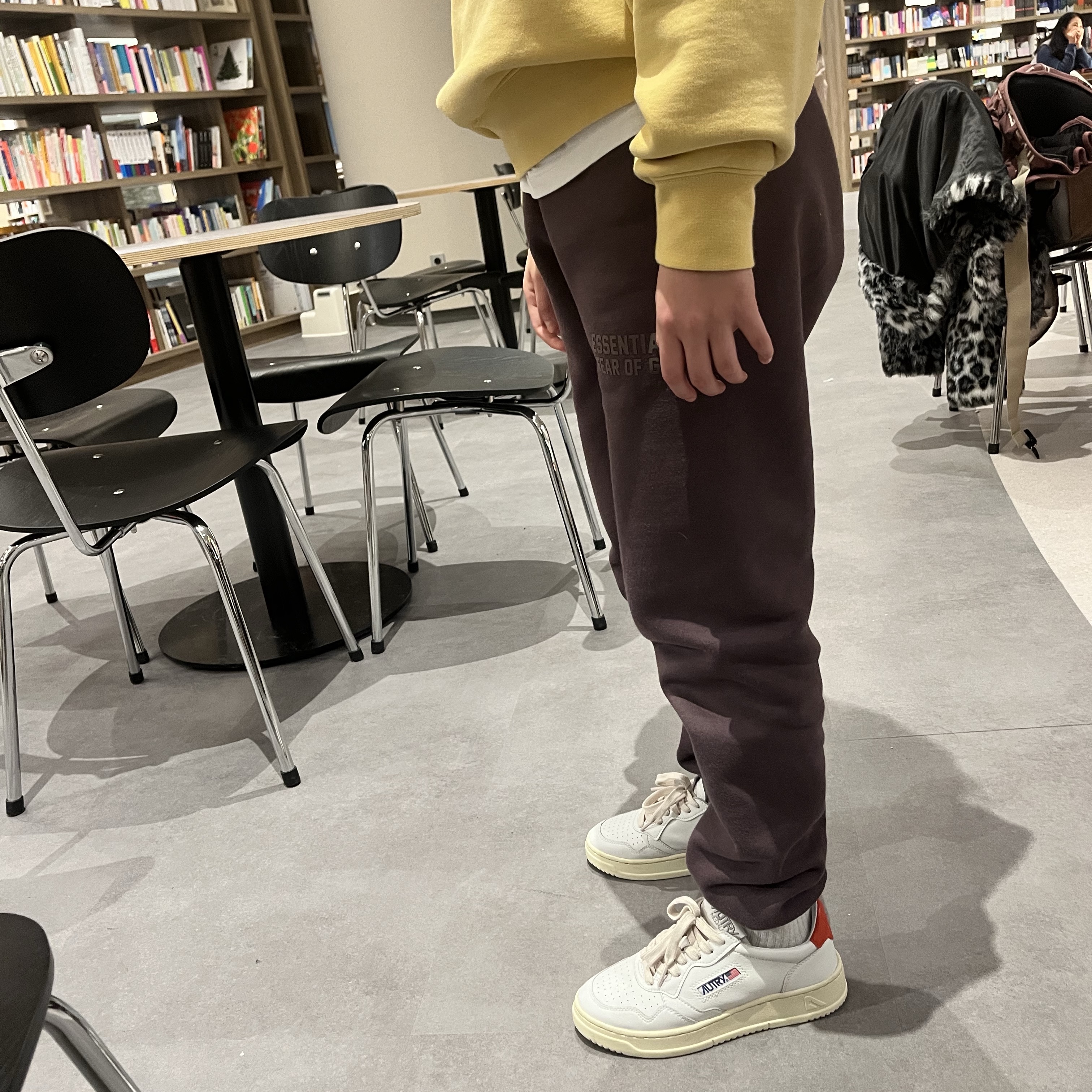 (W) Autry Medalist Low Leather Sneakers White Orange 착용 스타일 - 1
